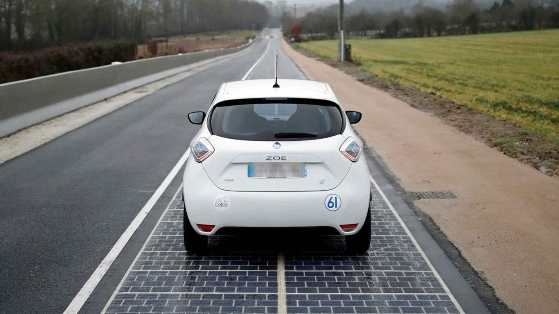 Francia se gastó 5 millones en la primera carretera del mundo que daba electricidad al pisarla y le salió el tiro por la culata: prometía alimentar un pueblo entero y en tres años daba la mitad, hacía ruido y se caía a pedazos