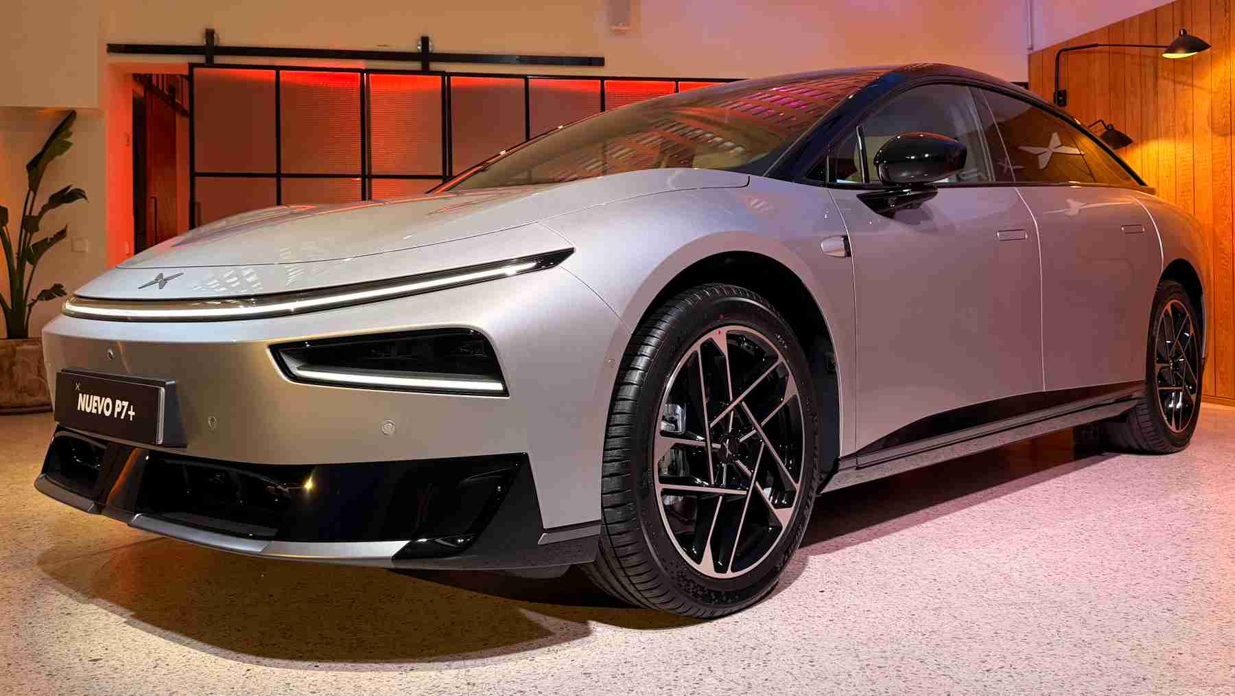 Tesla desecha el Model S, pero llega una marca china dispuesta a hacer un sustituto mejor: Conocemos la berlina con un interior de calidad premium, 530 km de autonomía y un precio con ayudas de 40.000 euros