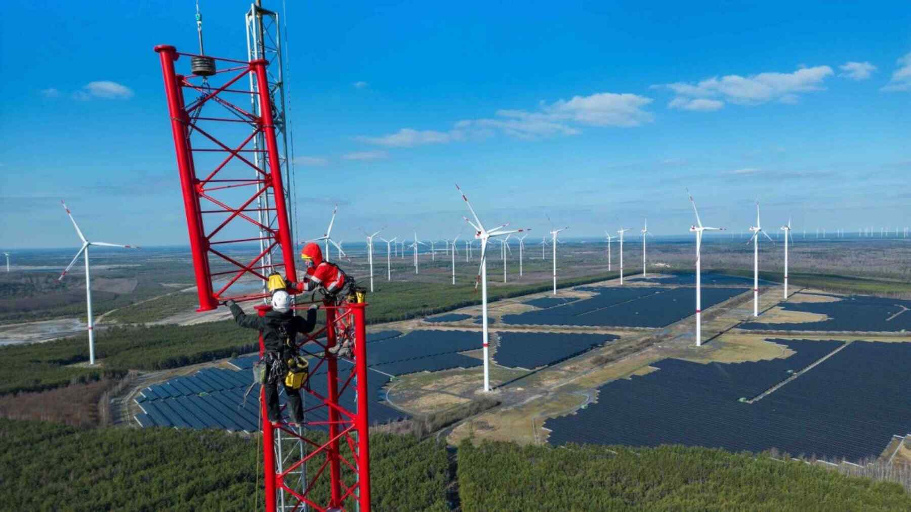 Mientras España convierte sus minas agotadas en yacimientos de litio, Alemania ha plantado sobre una antigua explotación de carbón el molino más alto del planeta: 300 metros hasta el buje, una torre de celosía con 22.000 piezas de acero y un truco telescópico para subirlo sin grúas