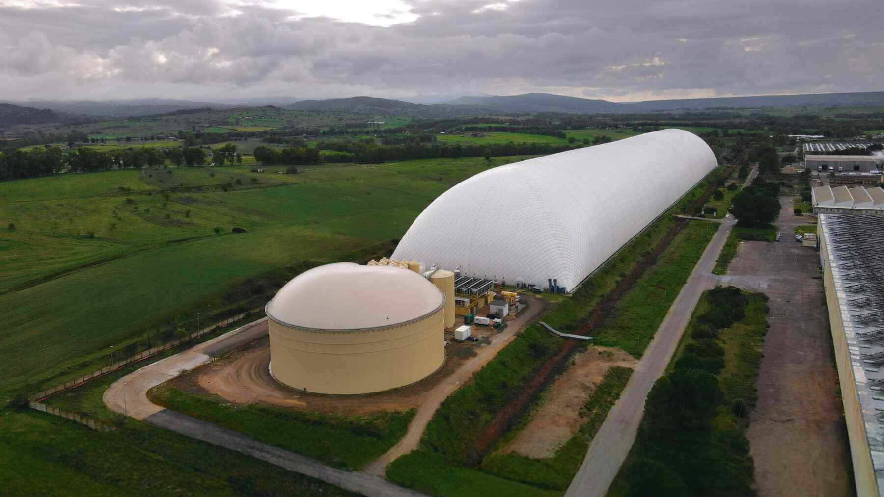Ni litio ni cobre ni tierras raras: la batería que guarda la electricidad en CO2 licuado dentro de una cúpula inflable aguanta 24 horas dando luz… y Google ya la despliega en tres continentes