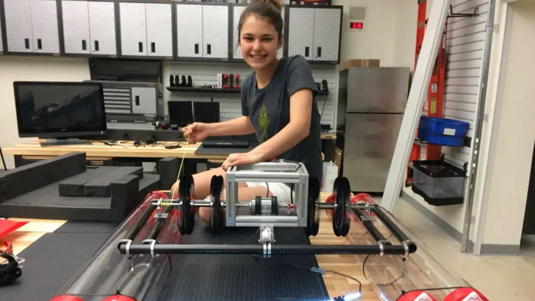 Una cría de 15 años cogió un tubo de PVC, una hélice impresa en 3D y 10 euros, y construyó un generador que arranca electricidad a las corrientes del mar para los pueblos sin luz: una década después aquella niña dirige una empresa que salva vidas