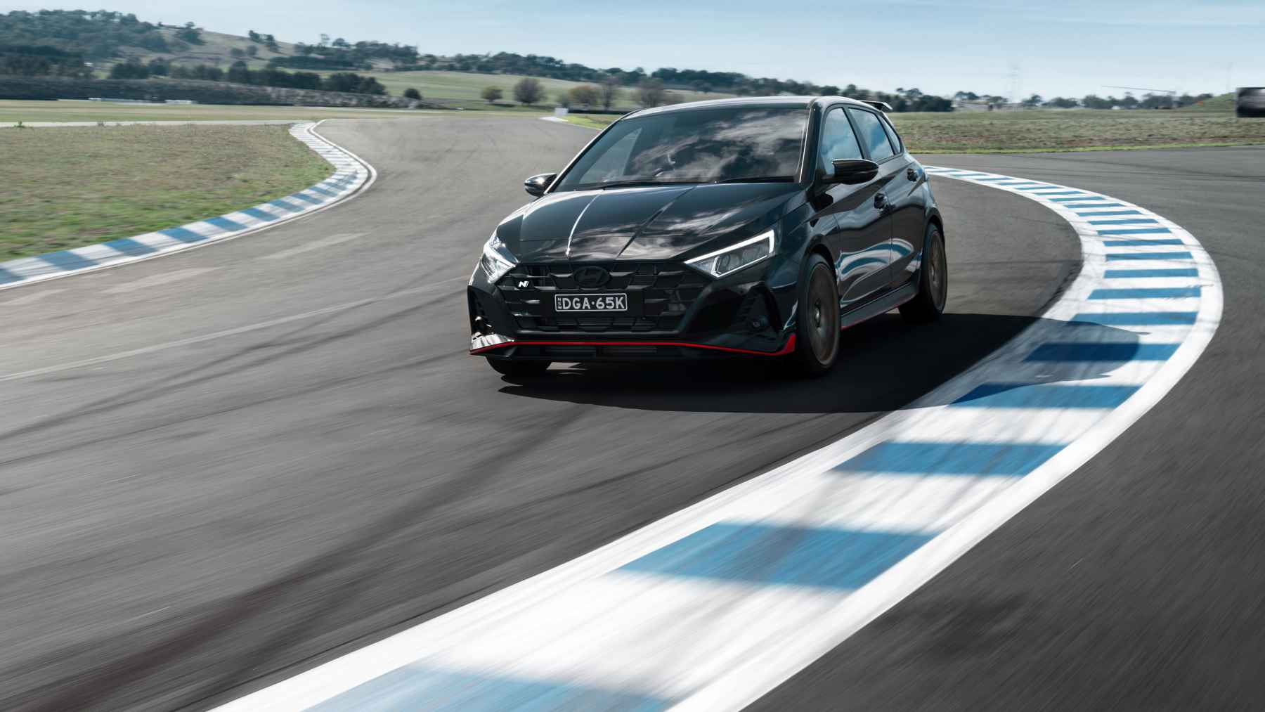 Hyundai presenta el i20 N Shadow Edition, el punto final del modelo llega con unas alfombrillas de goma con la huella de los Pirelli P Zero