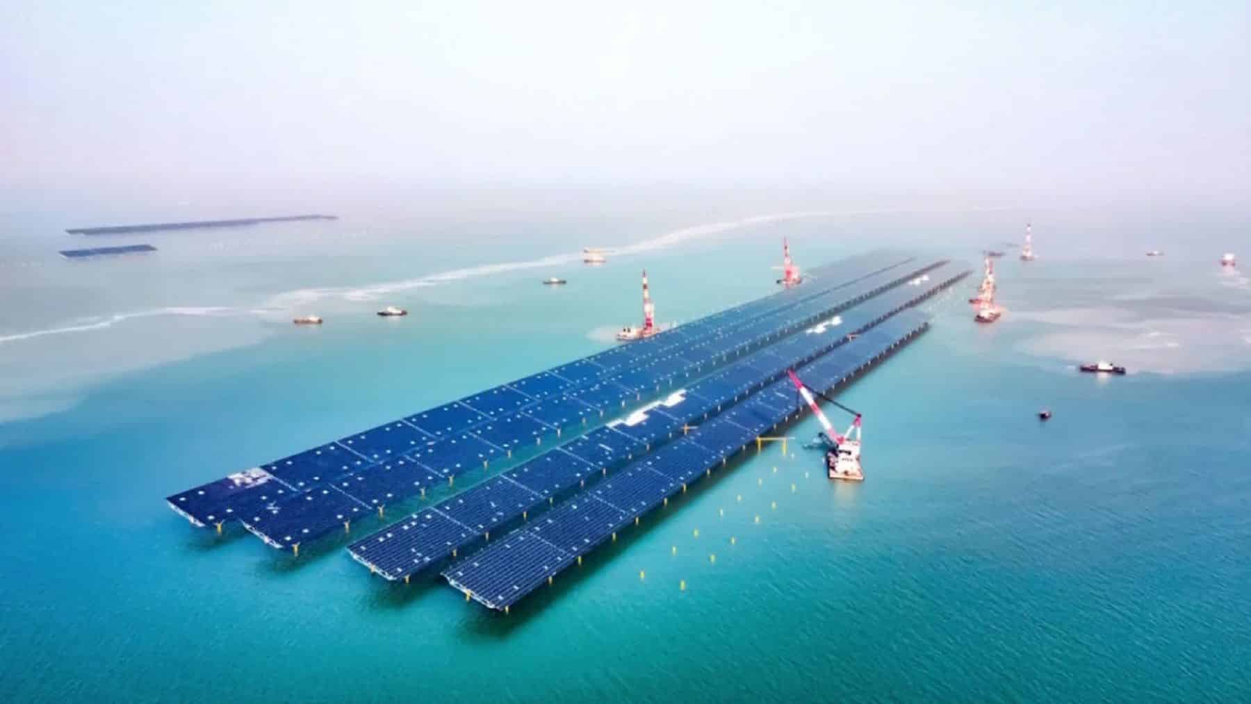2.934 plataformas de acero clavadas en el mar a ocho kilómetros de la costa: así es la mayor planta solar marina del mundo, capaz de aguantar temporales de fuerza 11 y mares helados, que da luz a 2,7 millones de personas