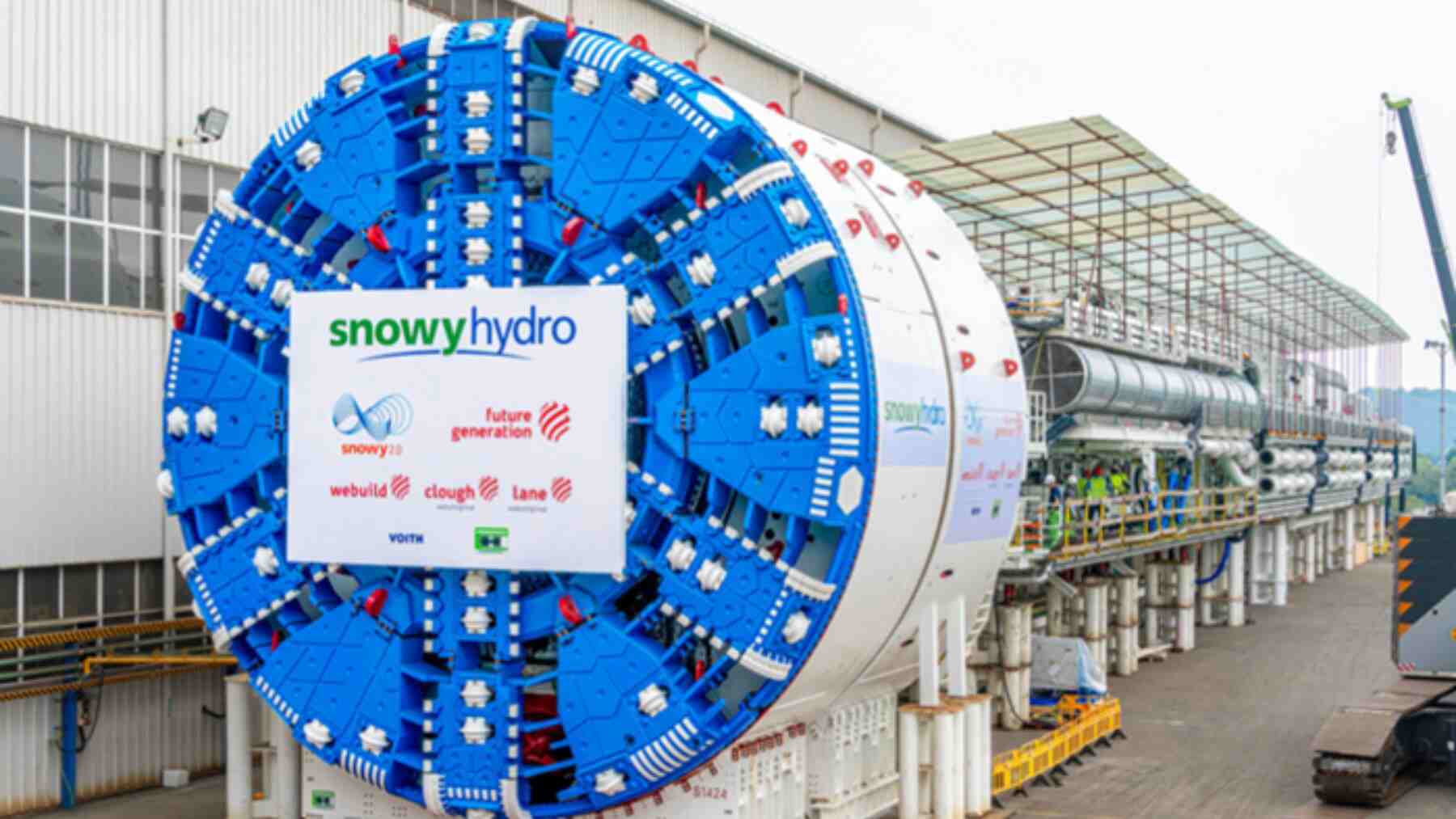Una sola pieza pesaba más que 20 camiones cargados y medía 7 metros de ancho: para mover el corazón de la tuneladora gigante que excava la mayor batería de agua de Australia hizo falta un vehículo de 152 ruedas arrastrándose de noche por las calles de un pueblo entero
