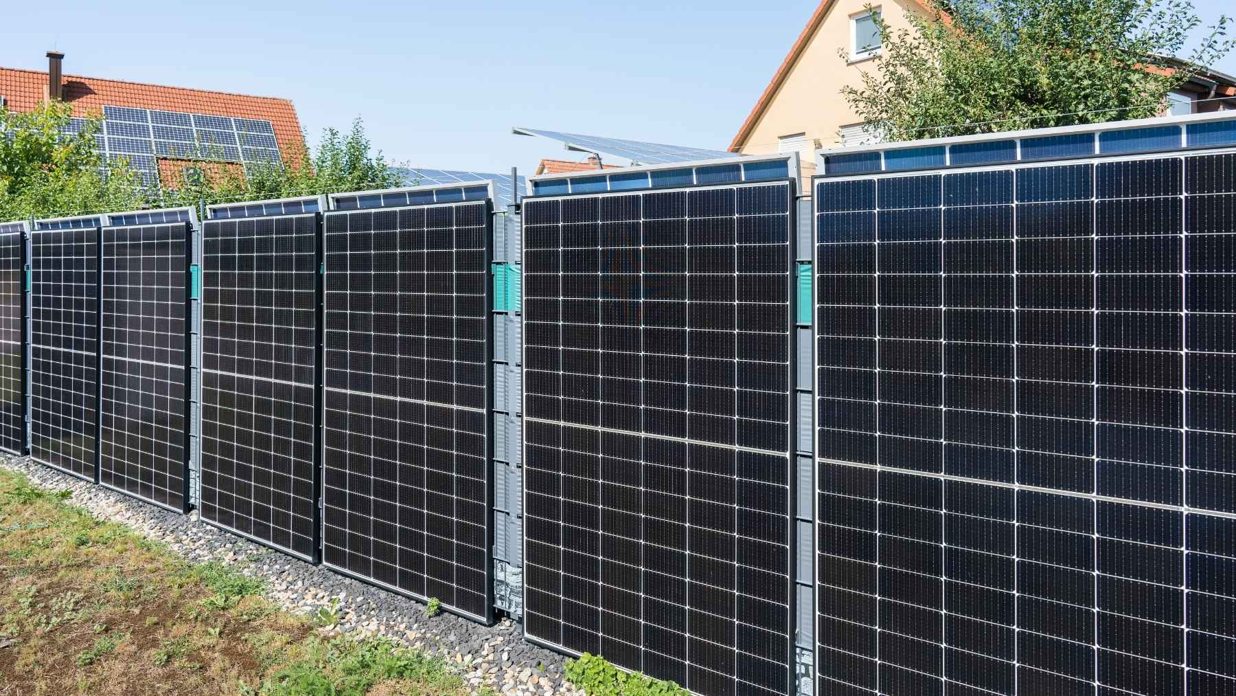 Con el petróleo otra vez en el alambre por el Estrecho de Ormuz, media Europa está convirtiendo la valla del jardín en una central eléctrica: 150 vatios por metro, hasta 7 kWh al día y desde 250 euros sin permisos ni obra