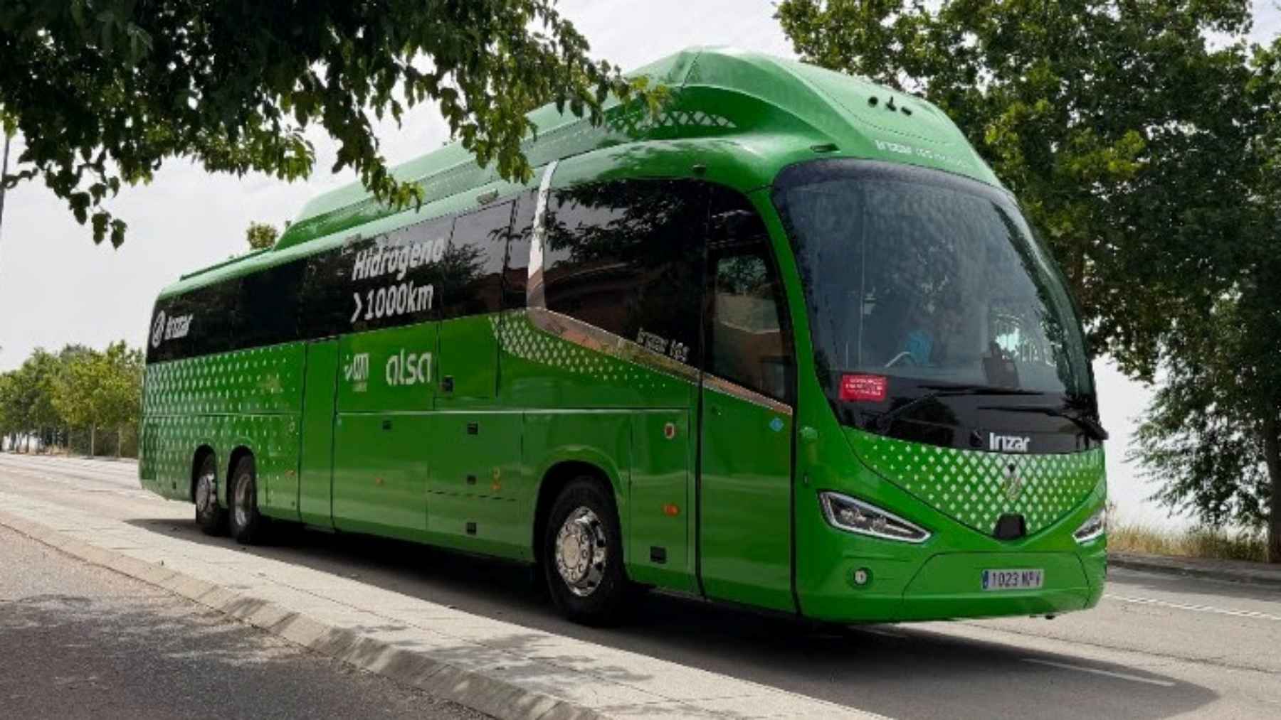 1.000 km repostando en 15 minutos, más limpio que un eléctrico y sin las vibraciones de un diésel: El nuevo autobús de pila de hidrógeno ya rueda en Madrid