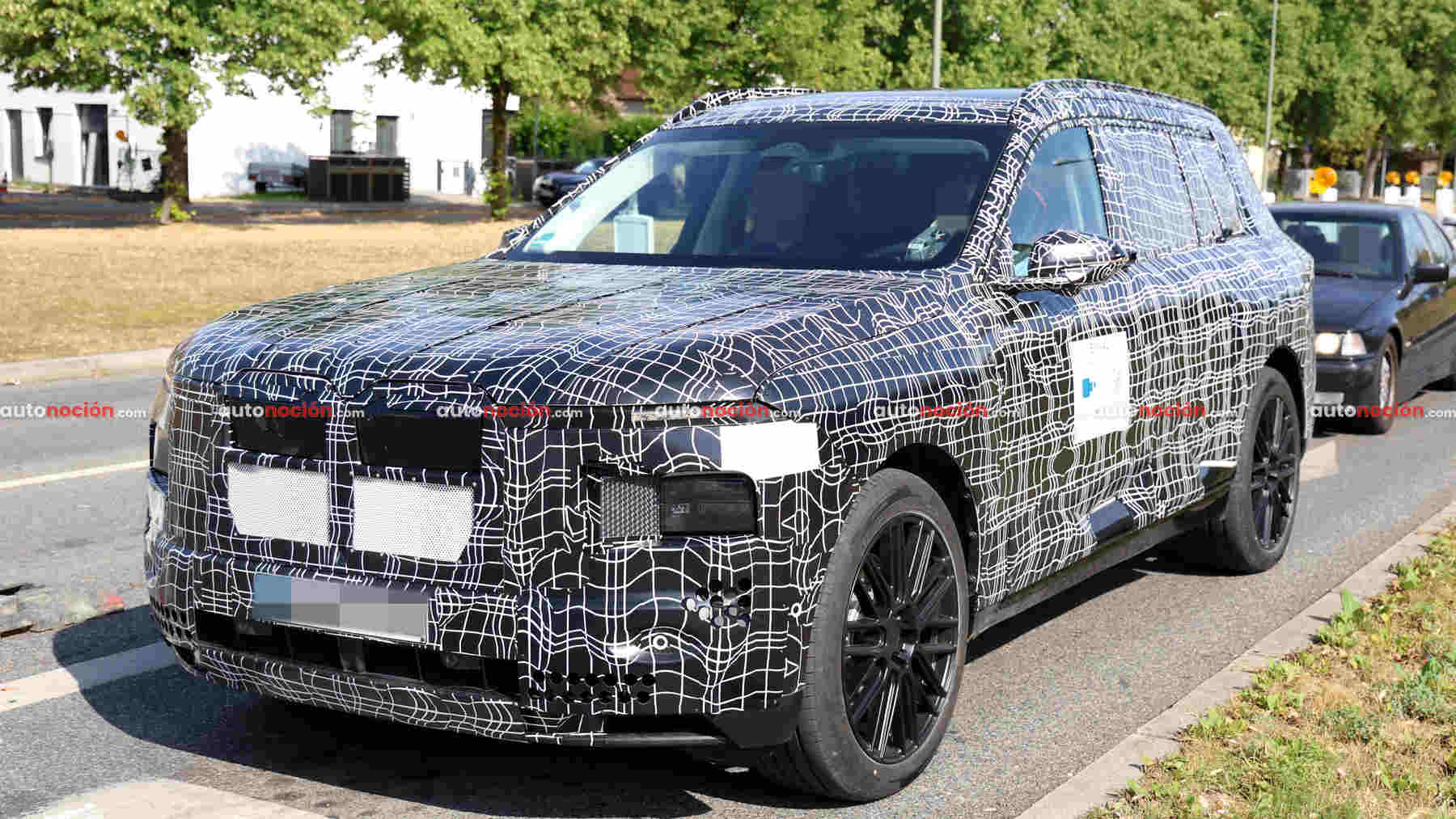 Cazamos al BMW iX7 antes de su lanzamiento: sin diseño Neue Klasse para el exterior y con nuevas baterías eléctricas de gran autonomía promete ser un dolor de cabeza para las marcas chinas de lujo