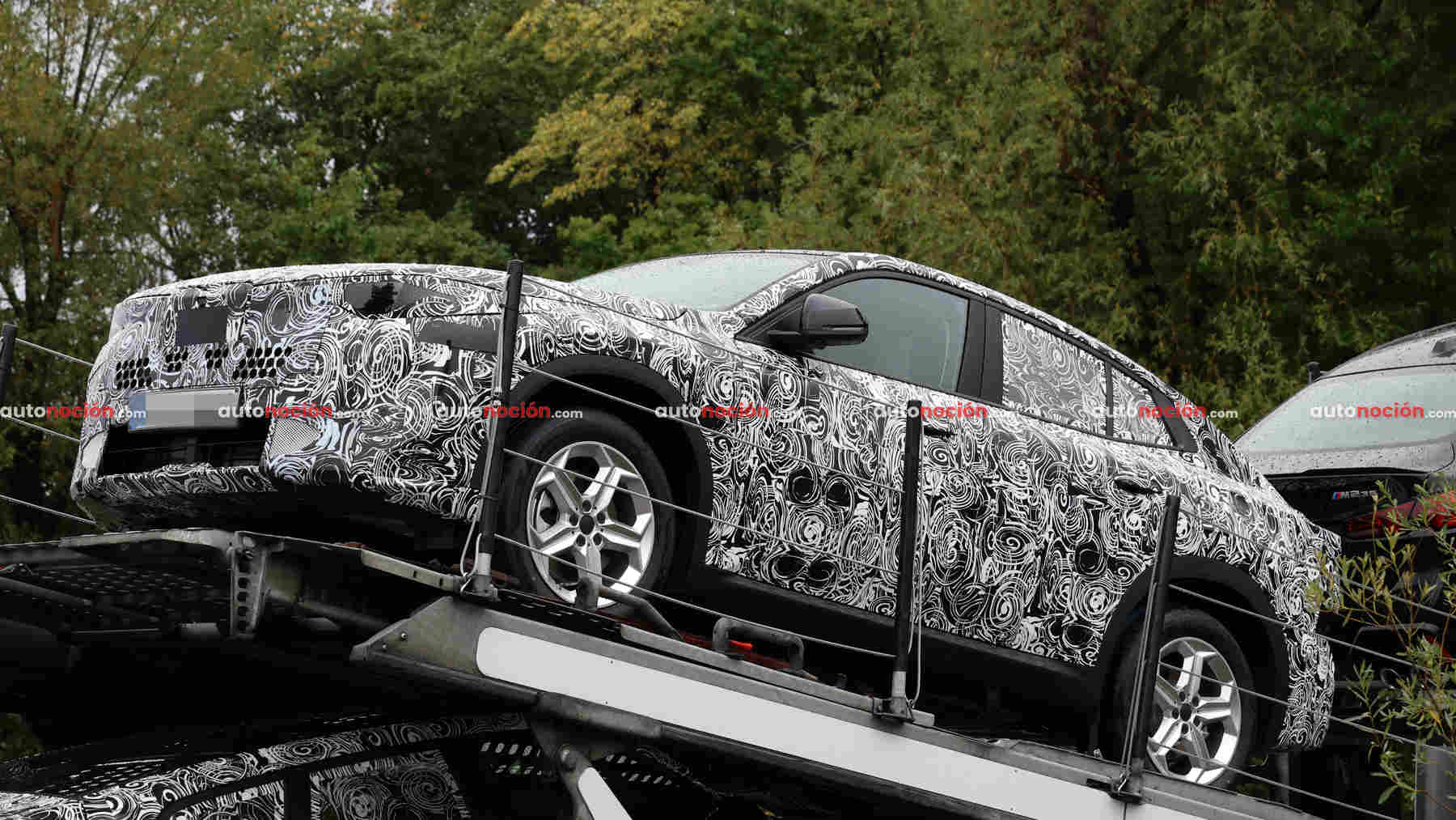El BMW X2 se transforma: la Neue Klasse llega con estos cambios al SUV coupé que ahora será mucho más atractivo después de un profundo restyling