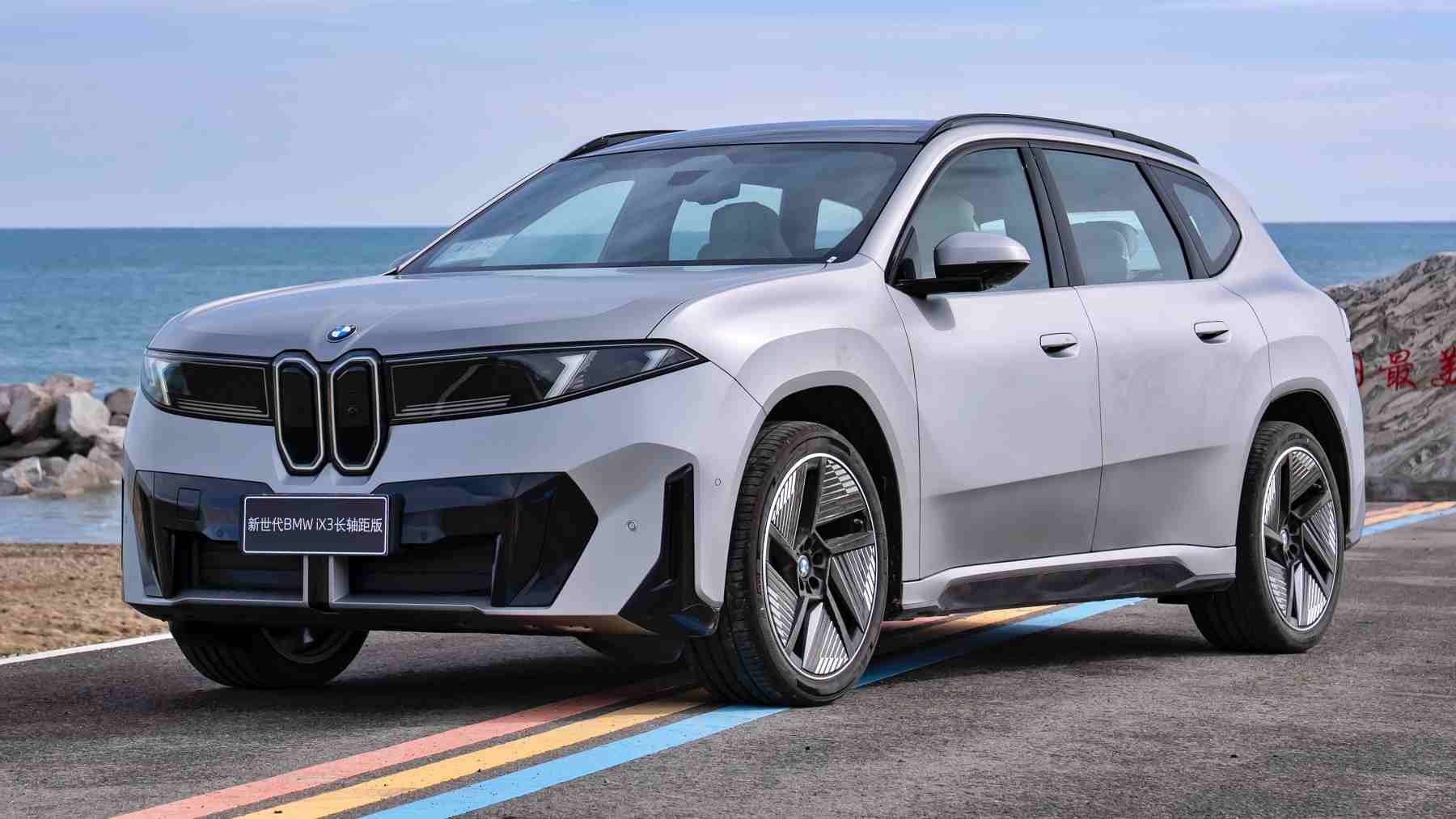 Todos hablando de la llamada a revisión de Tesla por una actualización y una pegatina, pero nadie te ha contado que el BMW iX3 puede dar chispazos de alta tensión a sus propietarios durante la carga