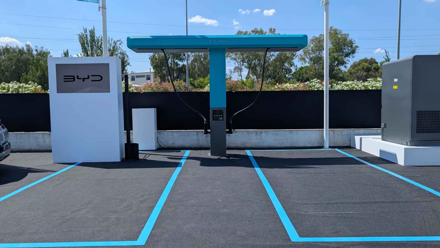 BYD abre su primera estación de Flash Charging, anuncia 300 en España, abiertas a todos los eléctricos y a menos de 0.50 euros el kWh. Cargarán hasta 1.500 kW y pasarán del 10% al 97% en 9 minutos