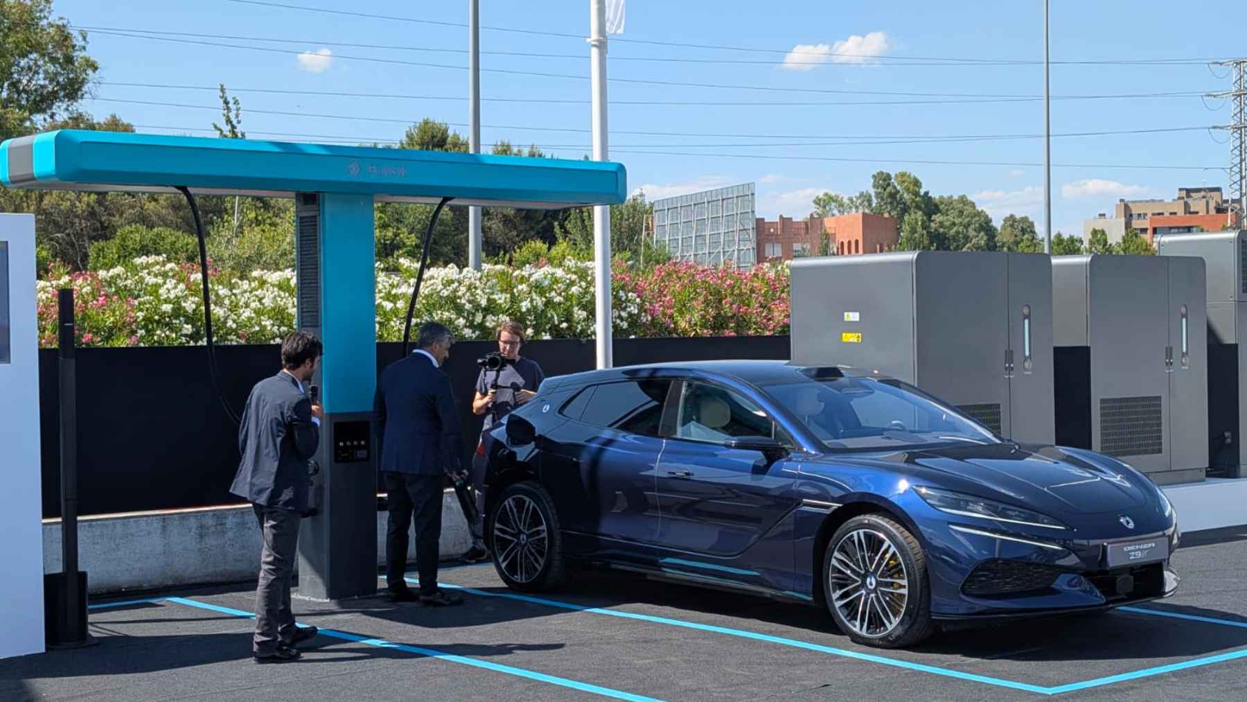 Pensábamos que era marketing pero ha llegado BYD a España, ha plantado el primer flash charger a 43ºC y ha recargado un coche con una batería enorme del 10% al 97 % en menos de 9 minutos