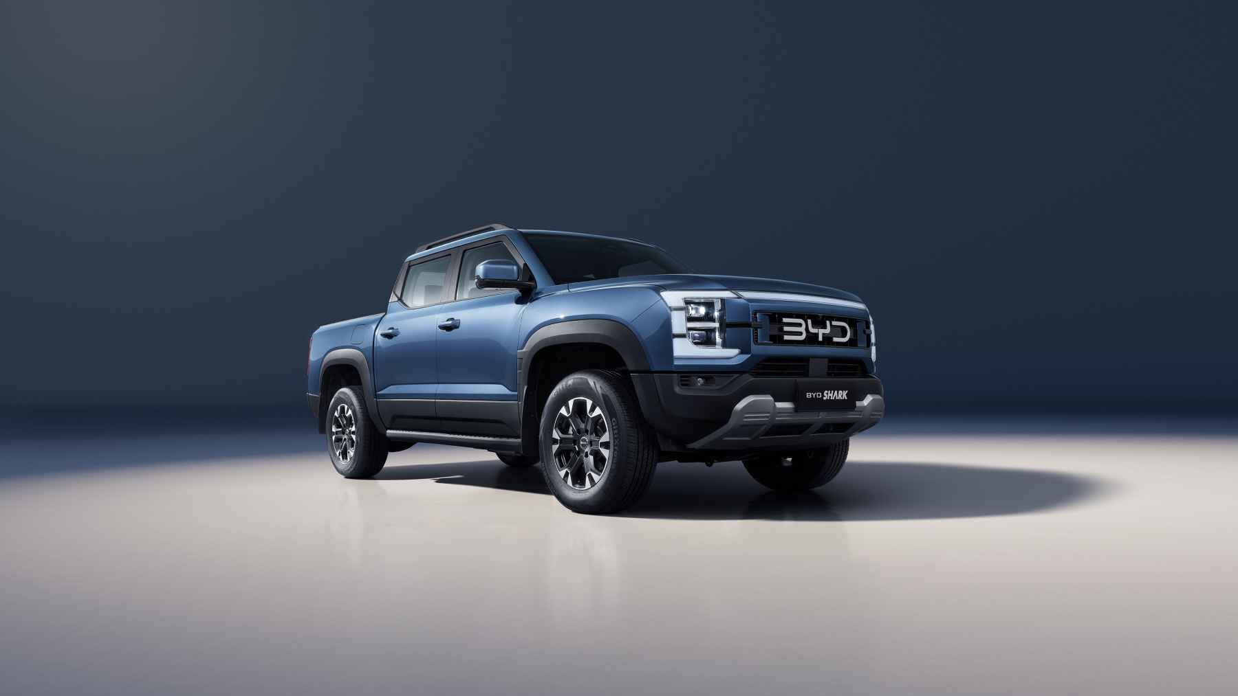 Todos hablando de pickups diesel y llega BYD con una de gasolina híbrida enchufable que anuncia 436 CV y 650 Nm de par que homologa 3,5 l/100 km con la batería cargada