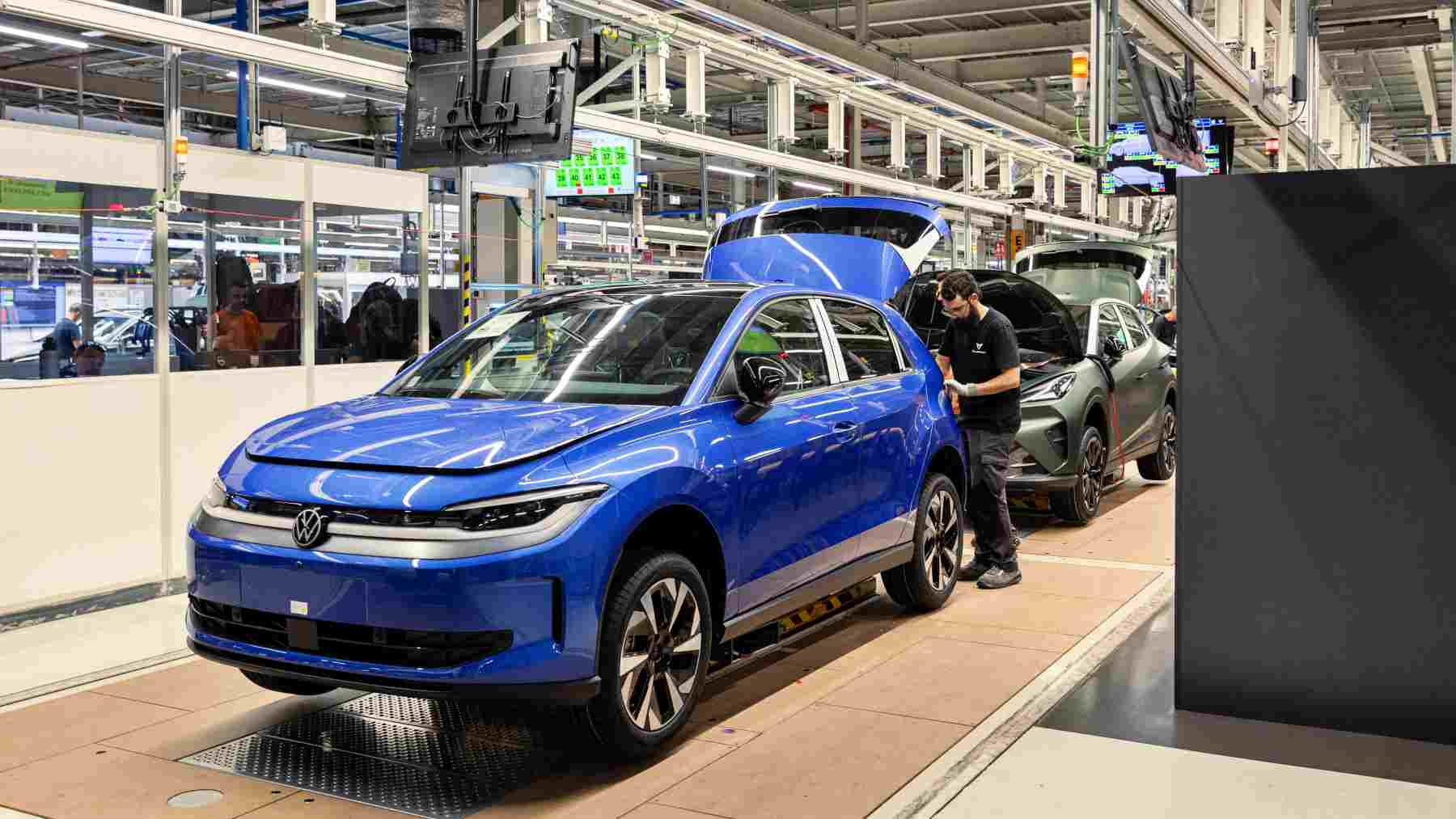 España retoma las ayudas a la compra de coches eléctricos con algunos puntos mejorables pero… ¿lo hacen mejor el resto de países de Europa? Te lo contamos al detalle