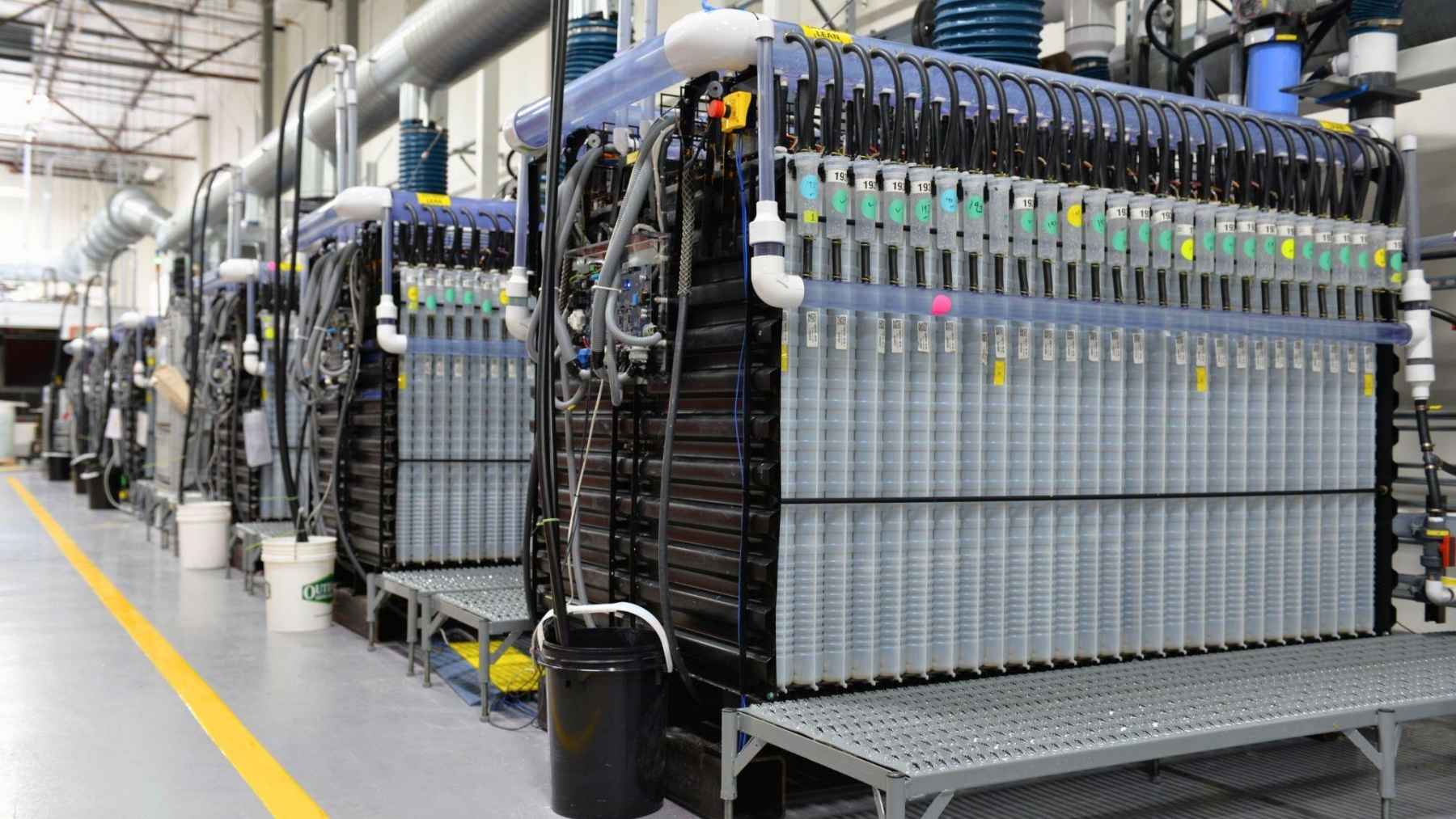 Aguanta cuatro días dando electricidad, cuesta diez veces menos que una de litio y está hecha de hierro, agua y aire: la batería a la que Google acaba de meter 1.000 millones para no apagar sus servidores