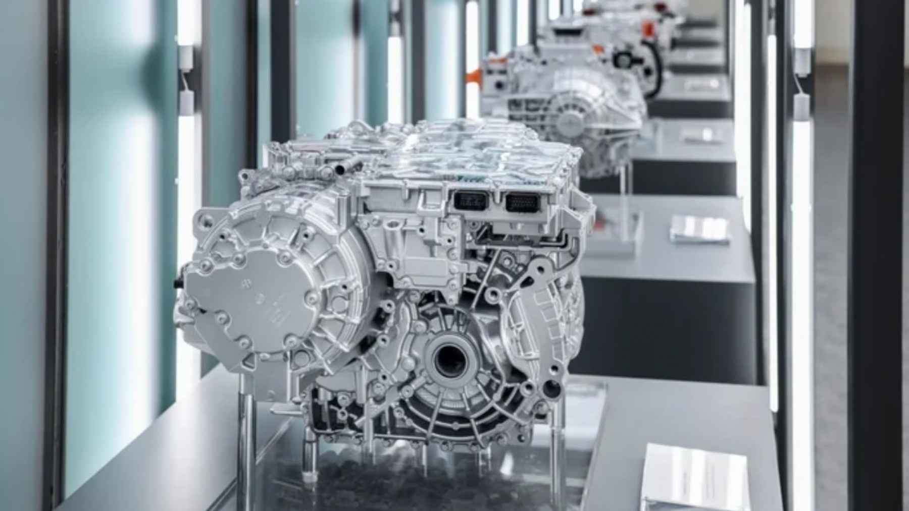 Va dentro de una carcasa de aleación de magnesio, tiene 180 piezas menos que la competencia y una eficiencia del 93,8%: El motor Thunder de Geely logra 329 CV