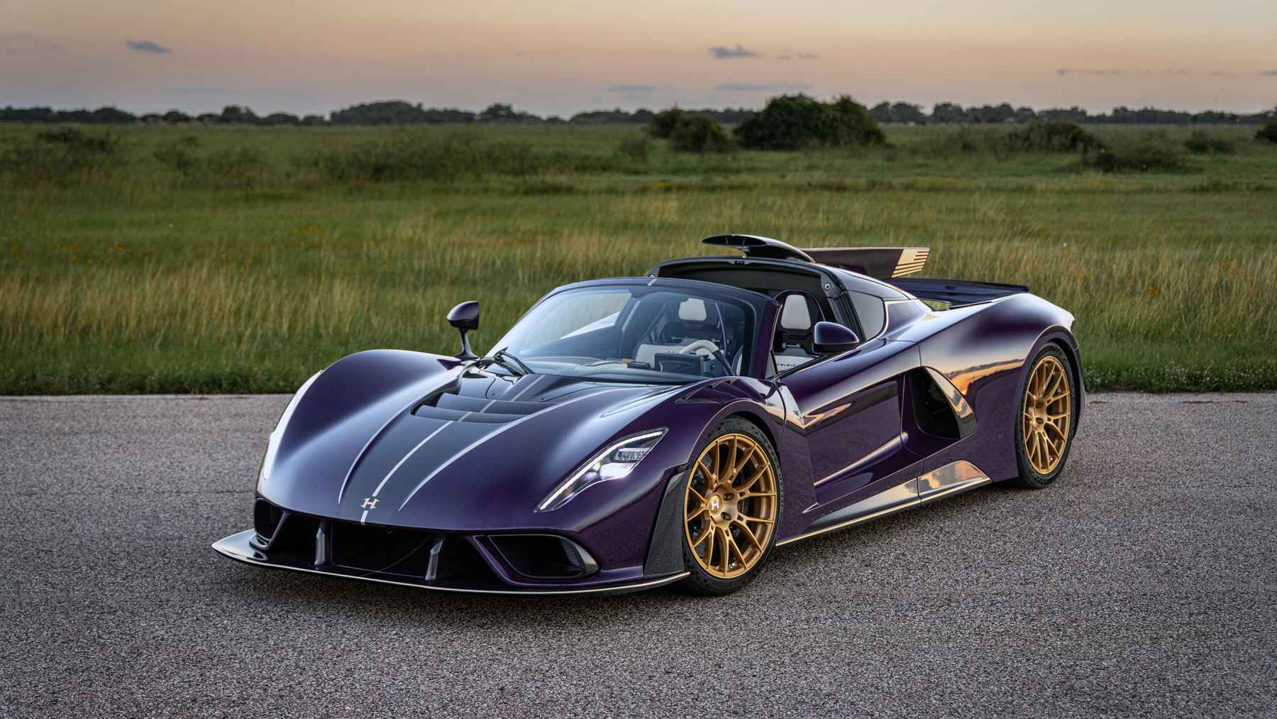 Este fabricante quiere que sus clientes domen un motor V8 biturbo de 6.6 litros y 2.031 CV con un cambio manual de 6 velocidades