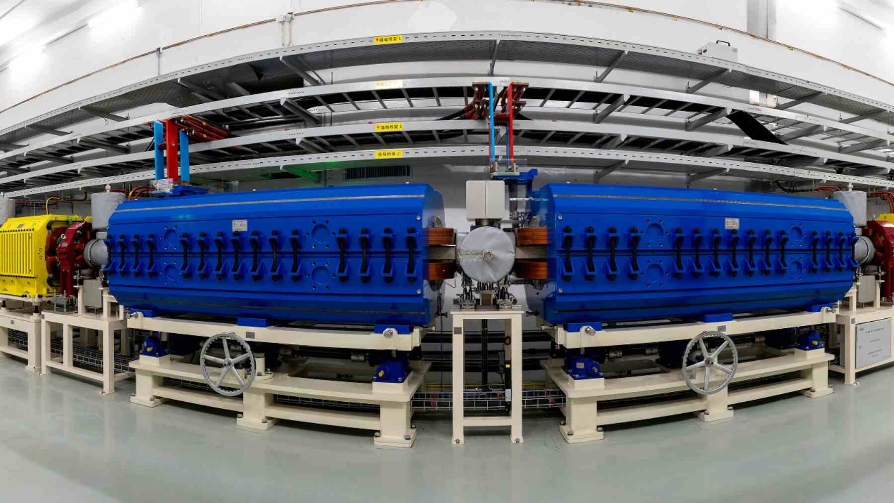 El acelerador chino que ha superado en intensidad a todas las instalaciones mundiales ha entrado en funcionamiento: 2 kilómetros de haz para crear núcleos inestables, probar la electrónica de los satélites y hasta simular el daño por radiación en el cuerpo humano