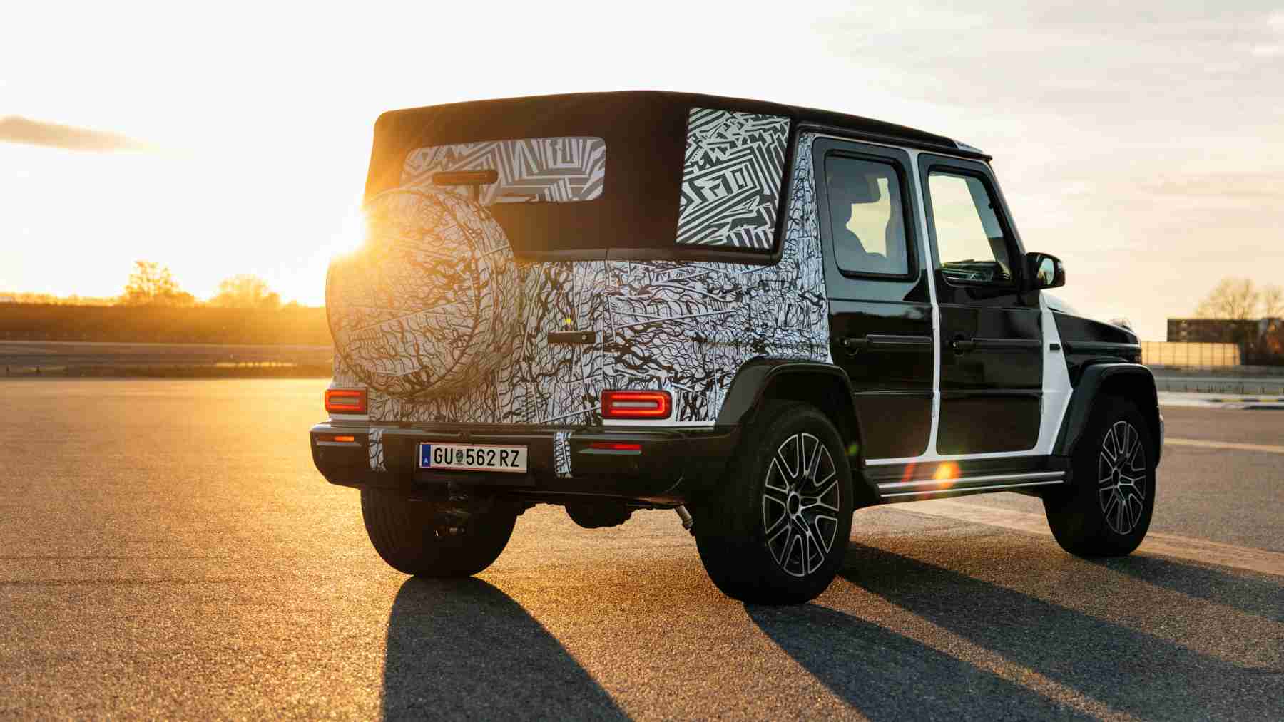Vídeo: el Mercedes Clase G Cabrio sale de nuevo de «la cueva» para revelar cómo funciona su capota de lona eléctrica completa