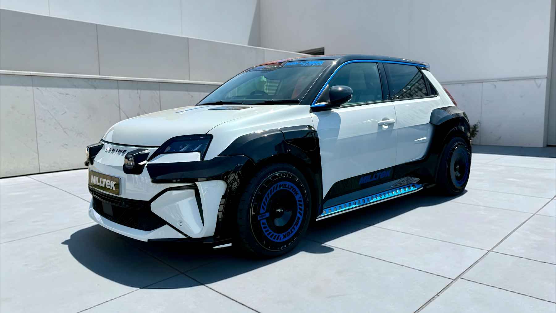 Este fabricante de escapes de toda la vida aprovecha la electrificación para cambiar su negocio y nos sorprende con un Alpine A290 muy radical
