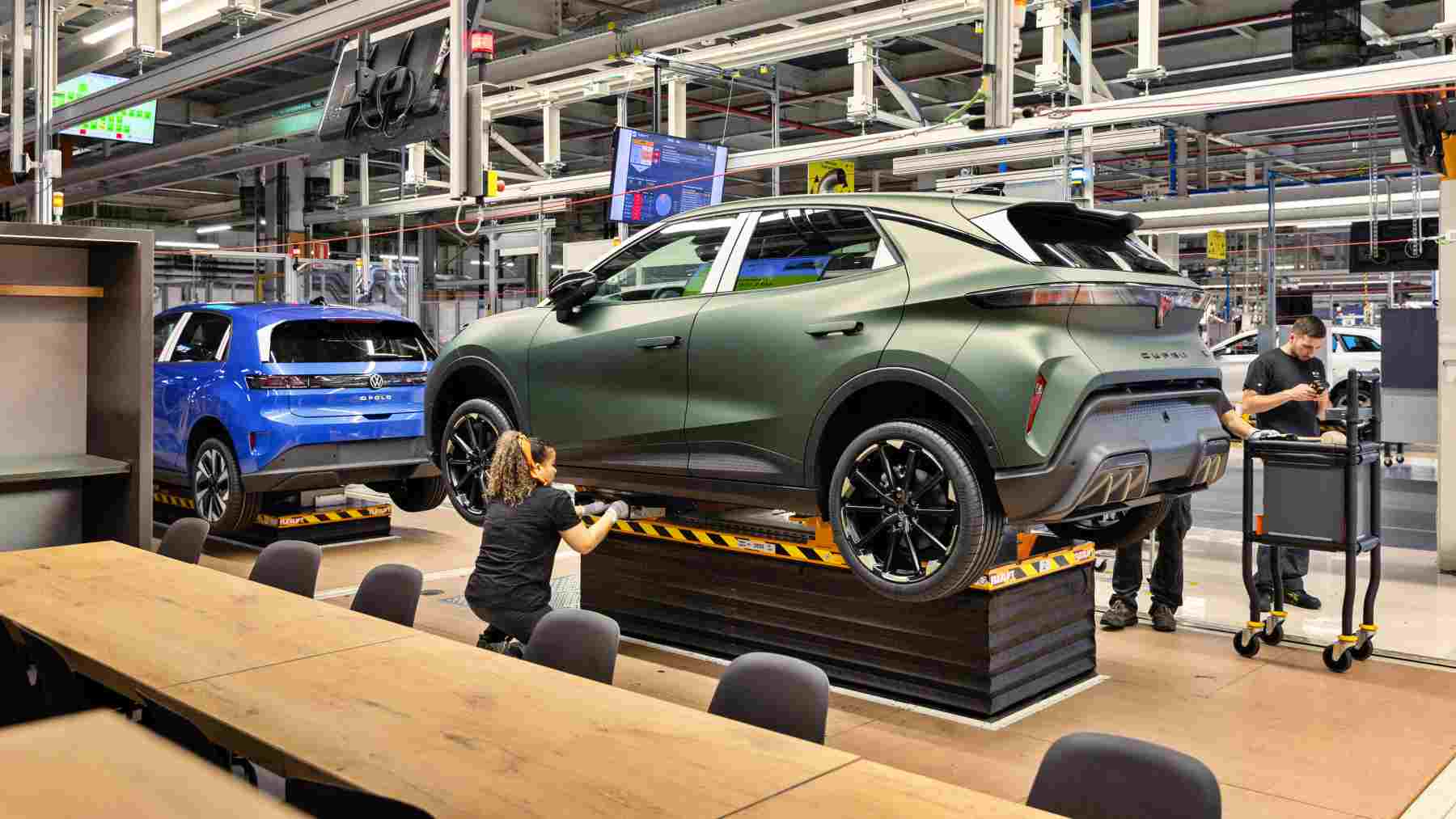 El Gobierno desbloquea el Programa Auto+ aprobando las bases de las ayudas al coche eléctrico, pero hay un problema: la patronal teme que 400 millones no sean suficientes