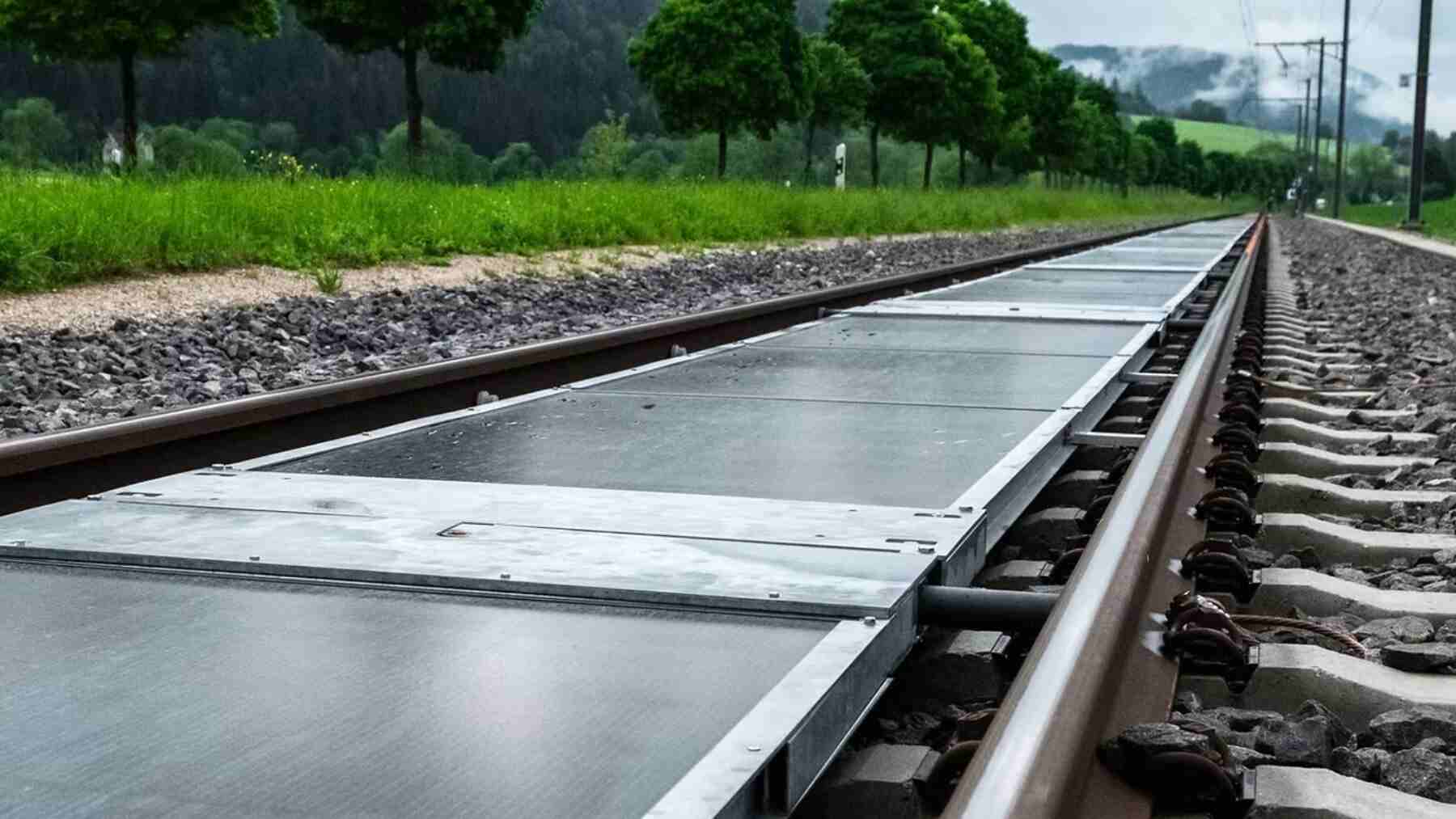 Once mil trenes le han pasado por encima en un año y ni un panel se ha movido: la primera vía de tren del mundo que fabrica electricidad ha producido 16.000 kWh entre los raíles y ya tiene a Italia haciendo cola para copiarla