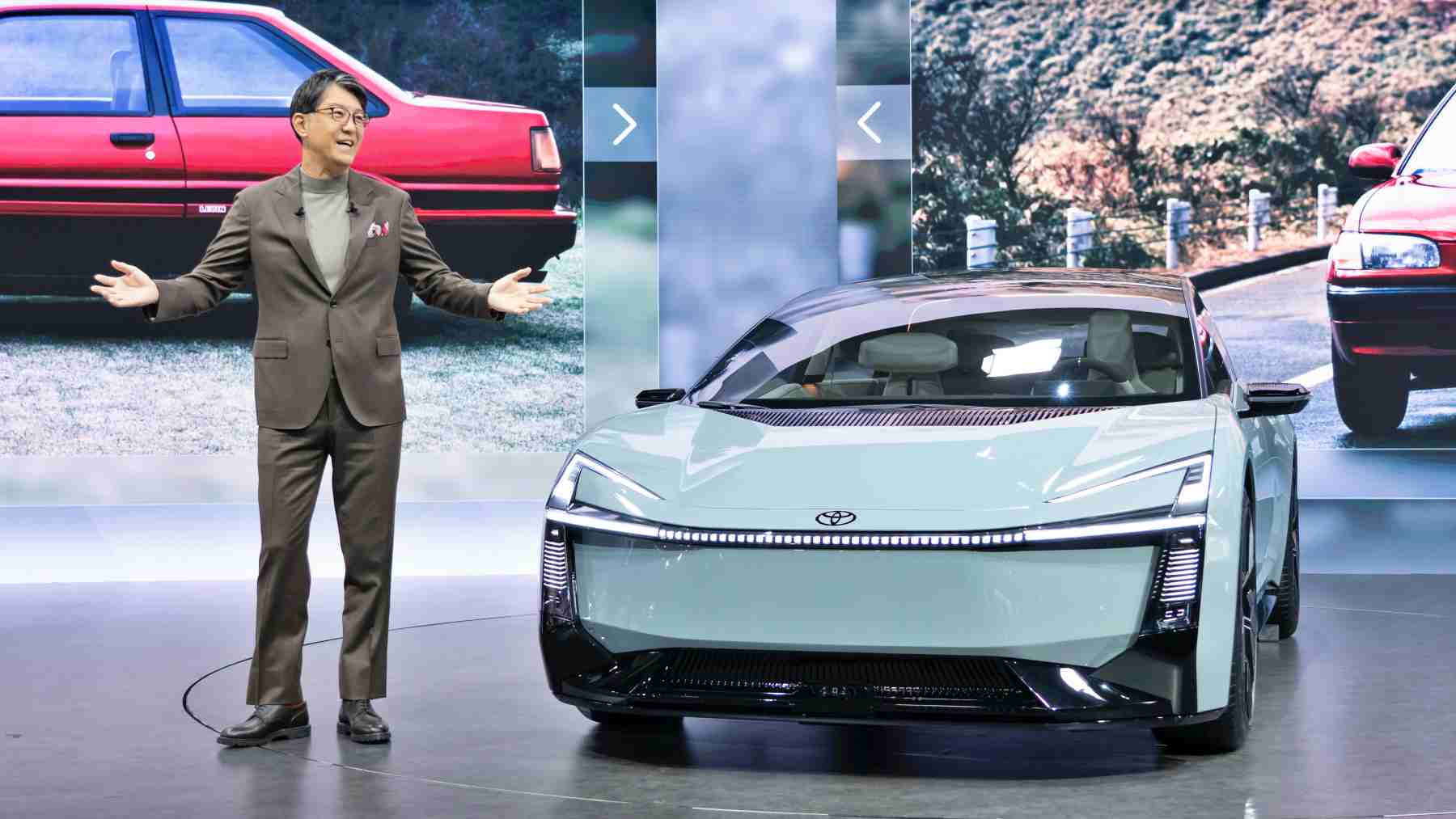 Toyota se moverá más despacio en Estados Unidos para competir con modelos eléctricos y preveé actualizaciones prolongadas en el tiempo sobre los coches tradicionales
