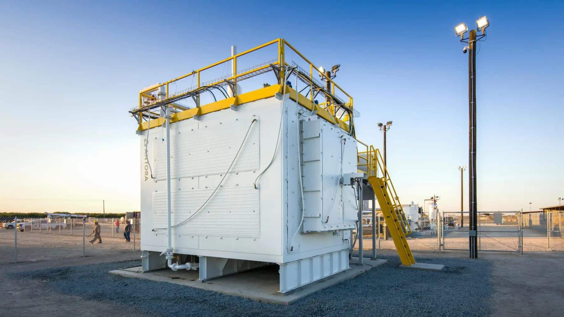 Ponen unos bloques de carbono al rojo blanco y luego les colocan enfrente un panel solar: por encima de los 2.000 grados el calor deja de transmitirse por contacto y sale disparado convertido en luz