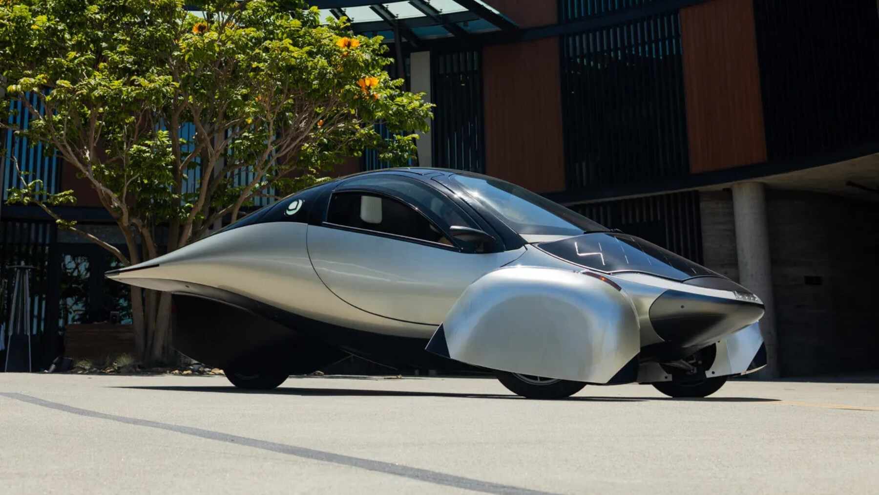 Gasta un tercio que un coche eléctrico normal, y por eso las placas de su carrocería le regalan 64 kilómetros al día: el triciclo con forma de gota que promete 1.600 kilómetros de autonomía y que su dueño no lo enchufe jamás
