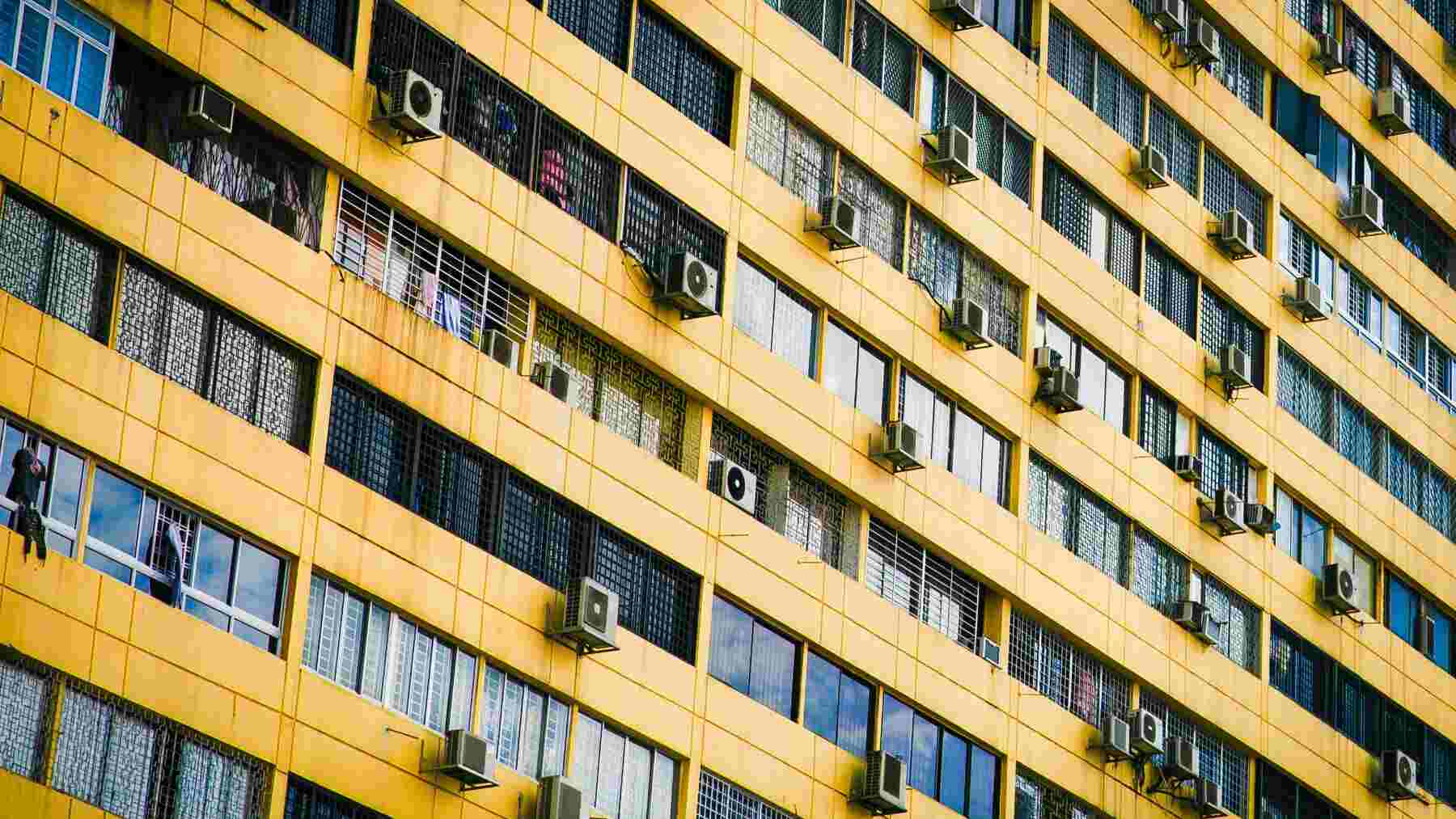 Una innovación española con materiales fotoluminiscentes promete reducir hasta 10% el consumo de aire acondicionado en edificios al convertir la radiación ultravioleta en luz visible y evitar que el calor traspase las fachadas