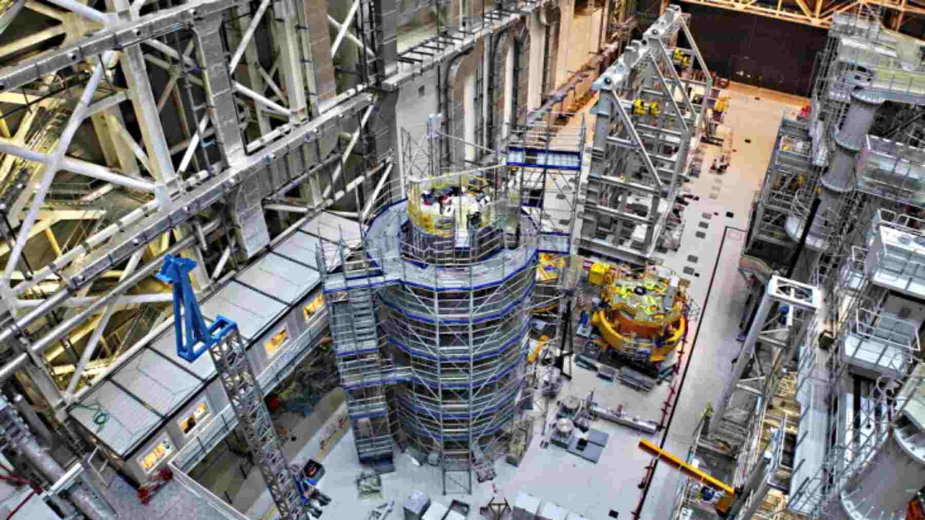 Seis módulos de 110 toneladas apilados hasta la altura de un edificio de cinco plantas: el mayor imán pulsado jamás construido ya está completo en el corazón del reactor de fusión europeo, y lo firma Estados Unidos