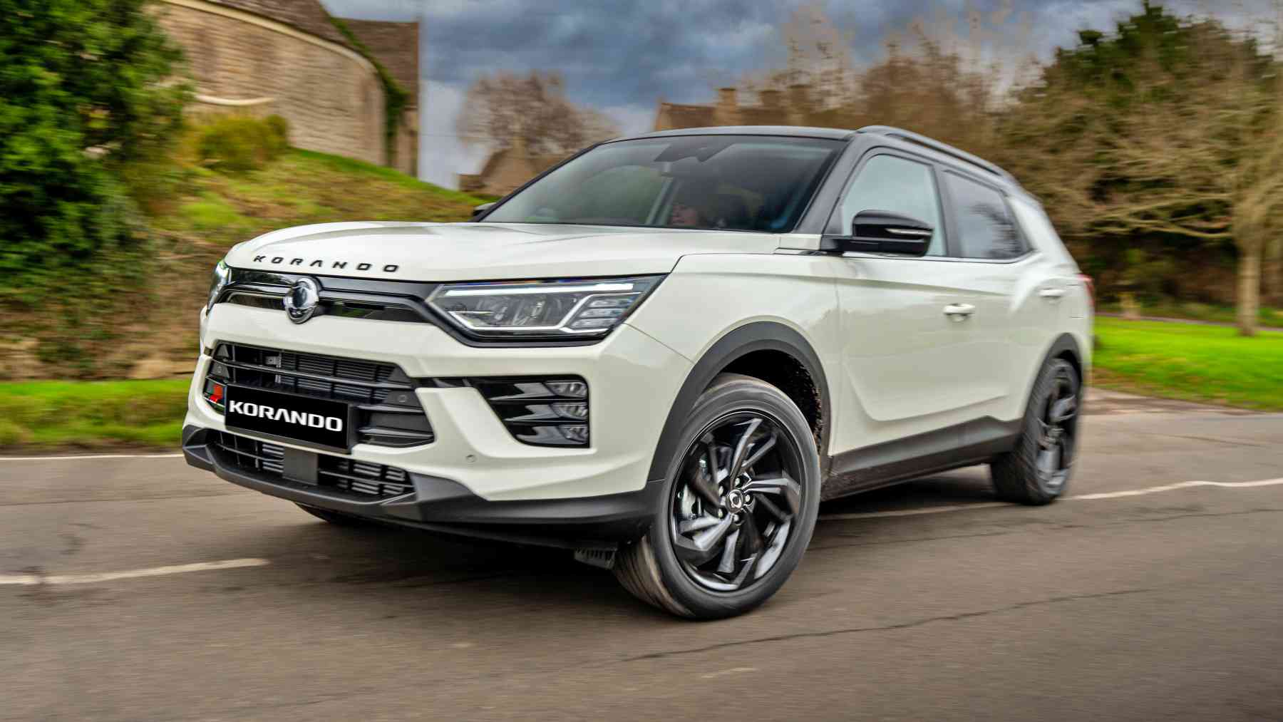 El rival barato del Toyota C-HR y el Volkswagen T-Roc que no viene de China tiene un descuento de casi 10.000 euros: analizamos la oferta del KGM Korando con GLP y etiqueta ECO por menos de 20.000 euros