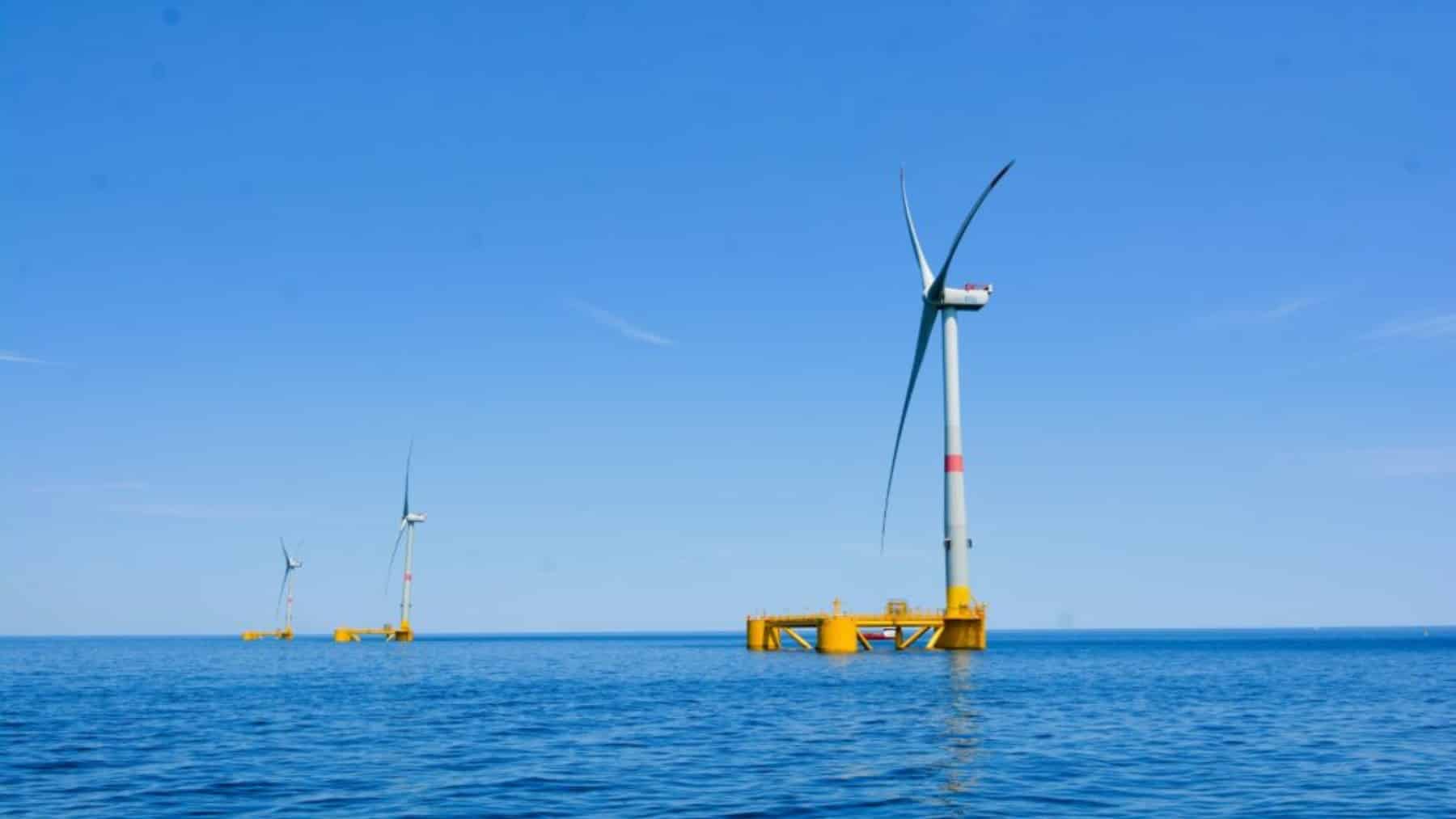 El Mediterráneo ya tiene su primera central eólica flotante a pleno rendimiento: tres turbinas de 10 MW meciéndose sobre el mar para dar luz a 50.000 franceses, y es la primera del mundo que protege la biodiversidad con arrecifes artificiales