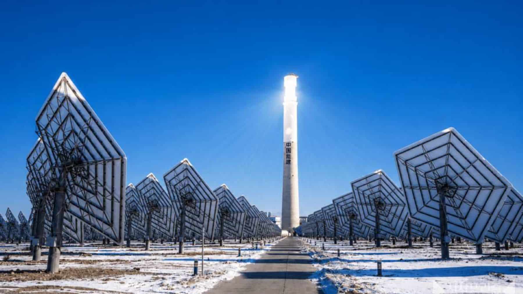 China acaba de encender la mayor planta solar híbrida del mundo en medio del desierto de Gobi: 260.000 espejos calientan sales a 550ºC para dar luz 8 horas después de que se ponga el sol, sin necesidad de una sola batería de litio