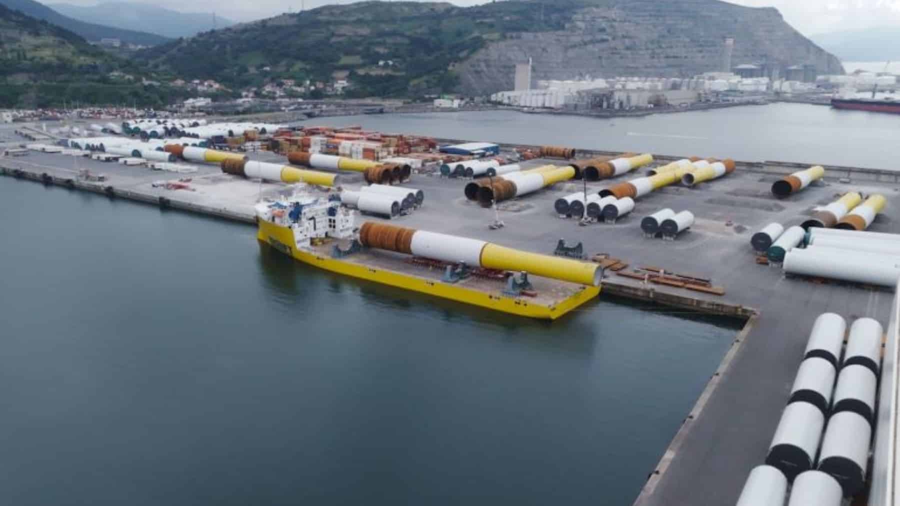 Cada uno pesa lo que un edificio de 20 plantas, mide más que un campo de fútbol y se hinca en el lecho marino del Mar del Norte a 120 kilómetros de la costa: el pedido de Ørsted a Haizea Wind coloca a Bilbao en el mapa de la eólica marina global con unas estructuras que son las segundas más grandes de Europa
