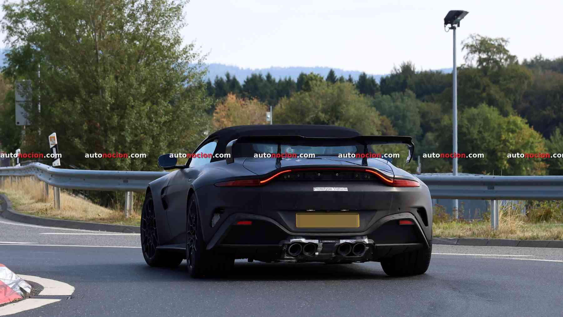 Aston Martin se quita el techo y el disfraz: Cazamos al descapotable que quiere humillar al Porsche 911 GT3 RS