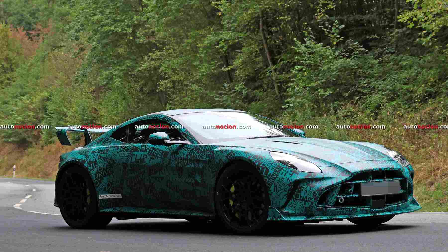 Pillamos en Nürburgring a la versión más radical del Aston Martin Vantage: ahora con un enorme alerón trasero fijo y más refrigeración para esta bestia con motor V8