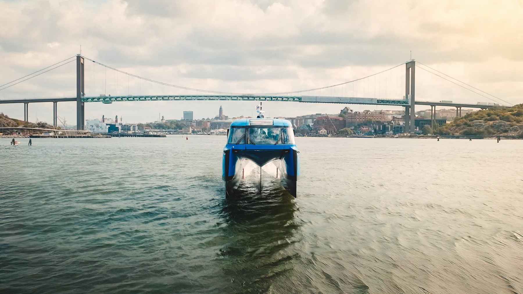 Se llama P-12: un servicio público que se eleva sobre el agua con hidroalas y transporta a 30 pasajeros gastando un 80% menos