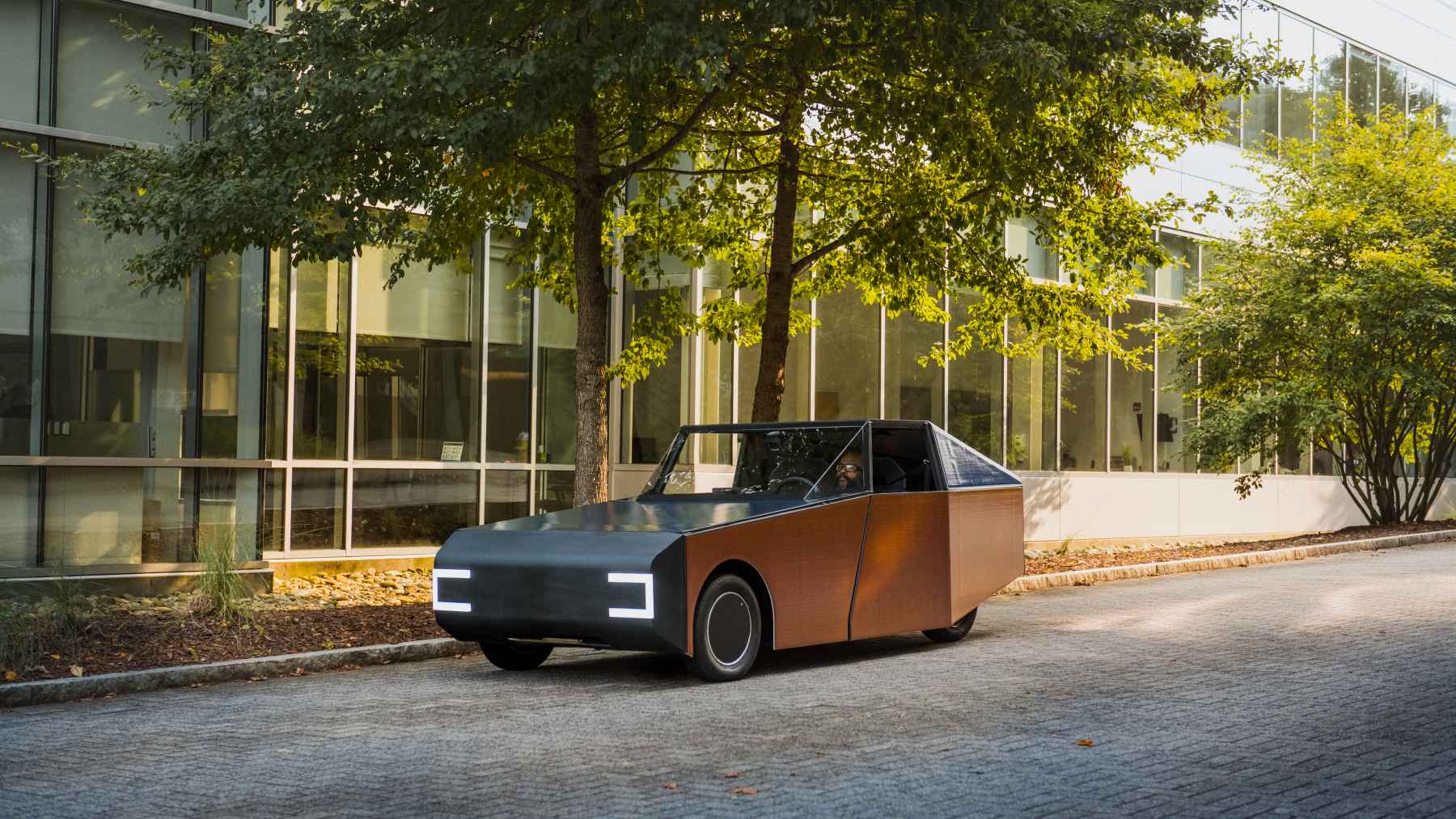 Una universidad acaba de crear el coche que genera más energía de la que necesita para moverse por Madrid y BMW les ha ayudado