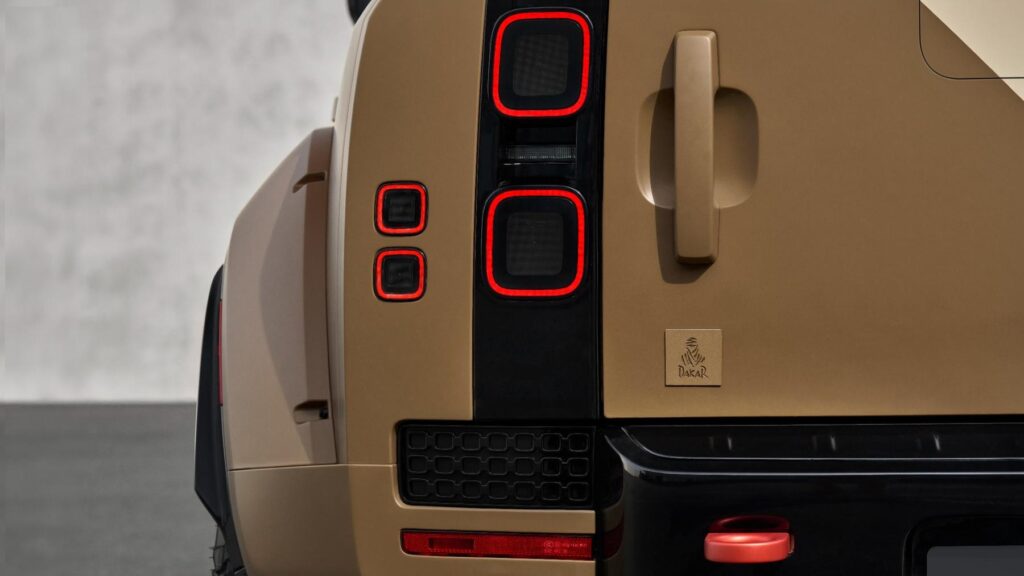 Defender Dakar detalle logo