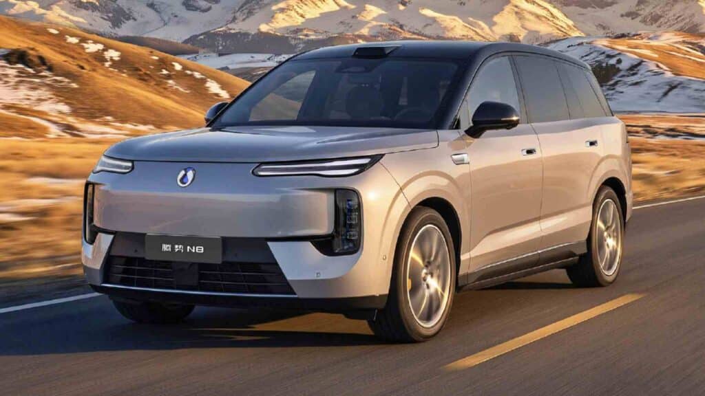 Denza N8 exterior en marcha frontal