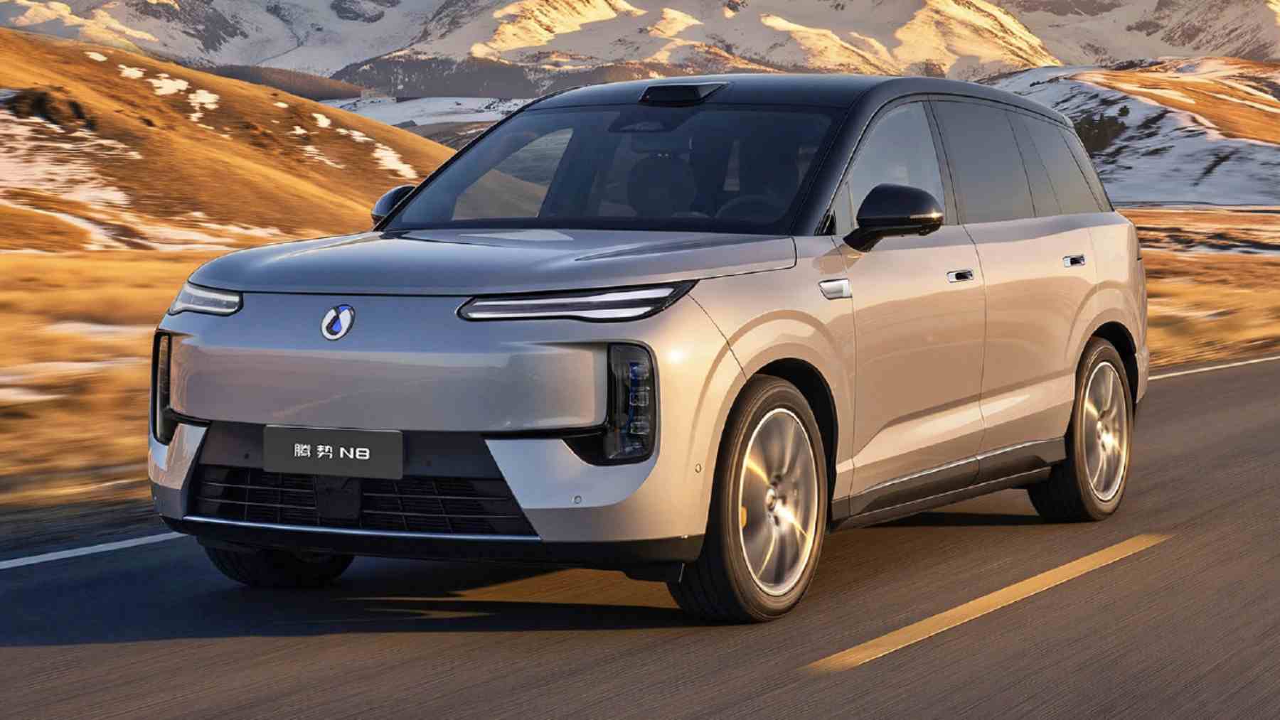 Denza N8 exterior en marcha frontal