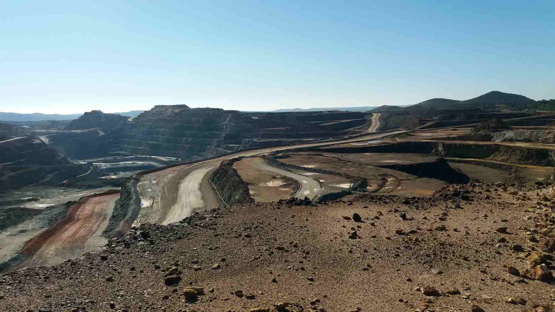 Lo que sobra en las conserveras y las plantas de biomasa puede ser la solución para 5.000 hectáreas de suelos envenenados por la minería: investigadores de Huelva y Granada han logrado neutralizar la acidez y retener arsénico, plomo y cobre con una mezcla de cenizas y restos de pescado