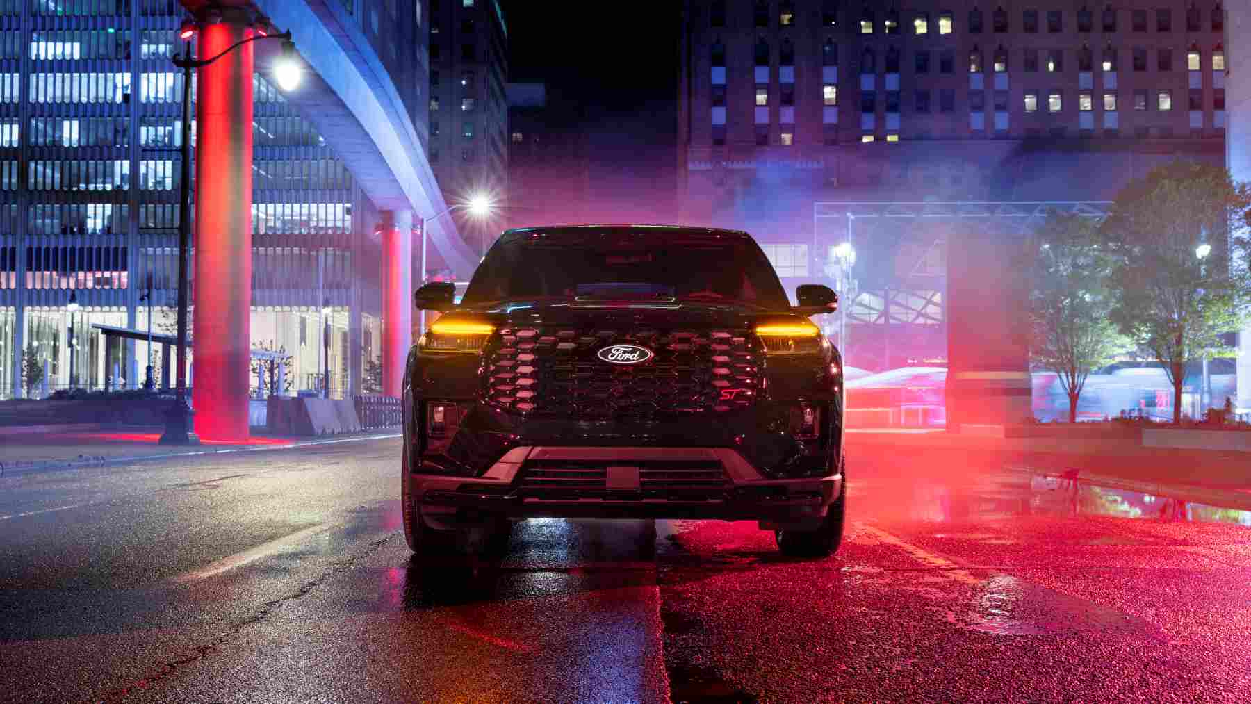 Ford enseña a puerta cerrada a sus concesionarios en Estados Unidos un Mustang de cuatro puertas y el nuevo SUV barato que sustituirá al Kuga americano