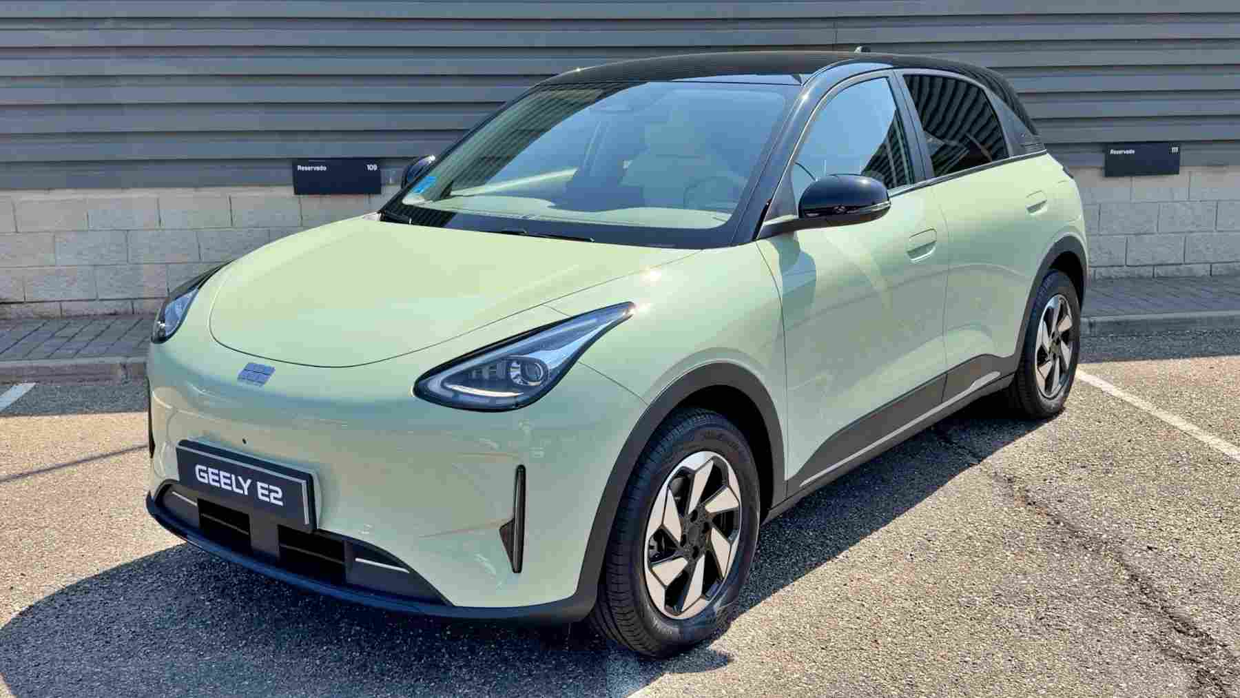 Vista frontal superior Geely E2
