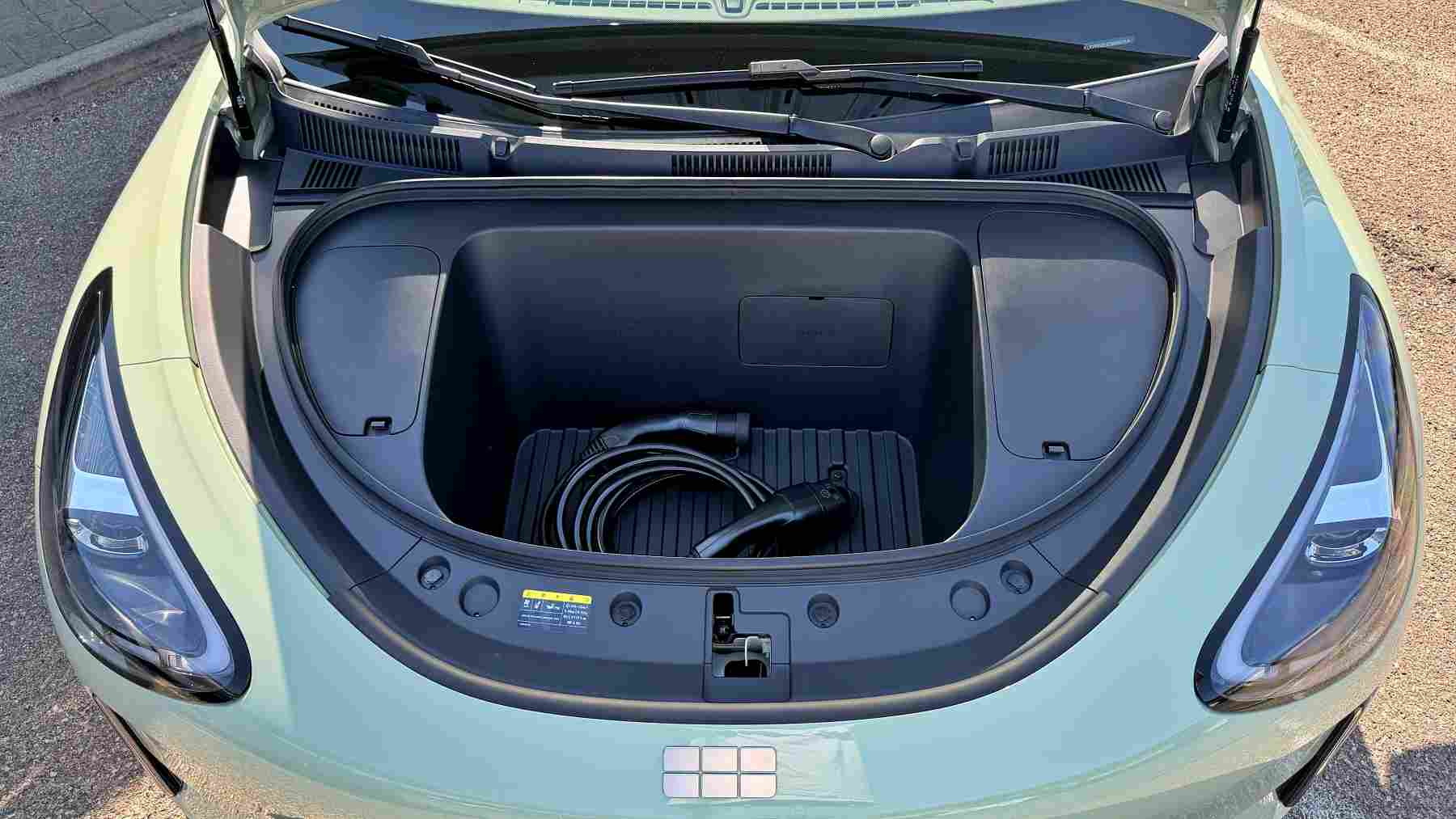 Geely E2 Frunk y cables de carga