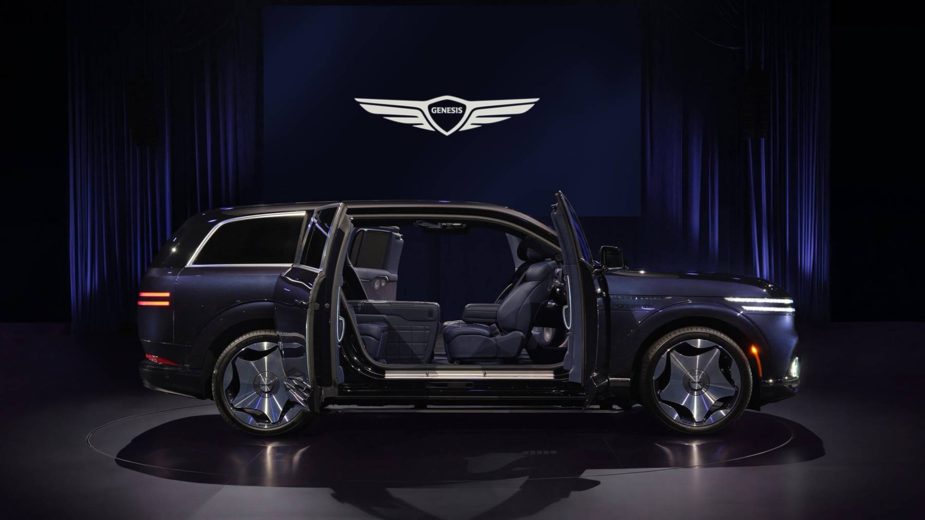 El Genesis GV90 de Hyundai quiere competir con Bentley y Rolls-Royce: más de 650 CV, puertas automáticas de tipo libro y el primer airbag de techo de la historia
