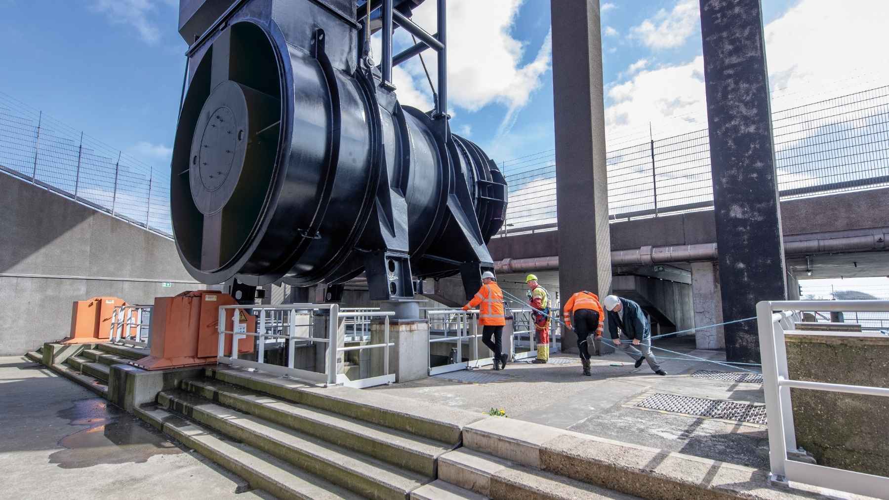 260.000 litros de agua por segundo, 137 piscinas olímpicas por hora y dos bombas con récord Guinness: la estación de bombeo más grande de Europa mantiene a Holanda a flote desde 1975, pero el mar sube y el reemplazo costará entre 1.400 y 2.300 millones de euros