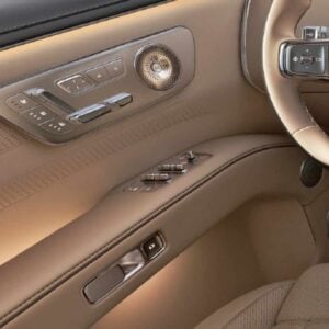 Detalles puerta Denza N8 tirador y ajustes asiento