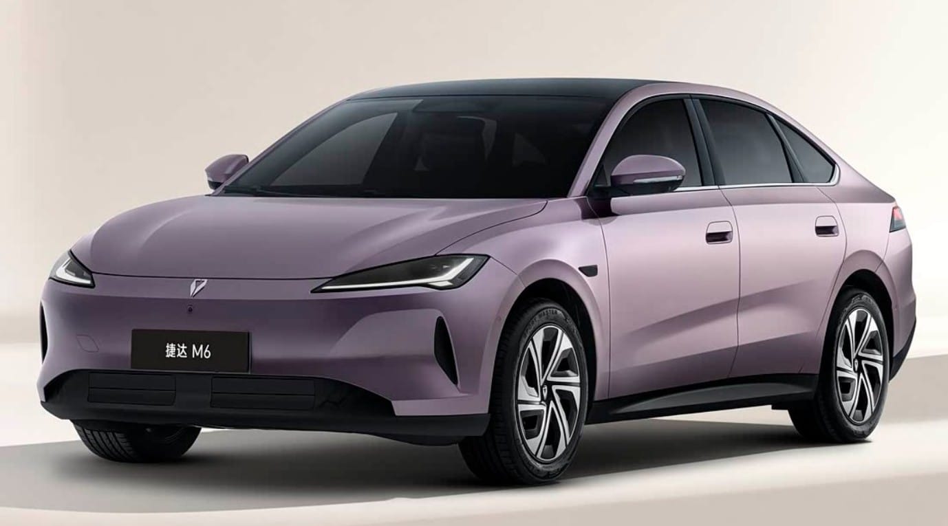 Este es el nuevo Jetta de Volkswagen, pero no es solo un nuevo modelo, sino una nueva marca lanzada junto a FAW. Espera, lo mejor es que te explique este lío