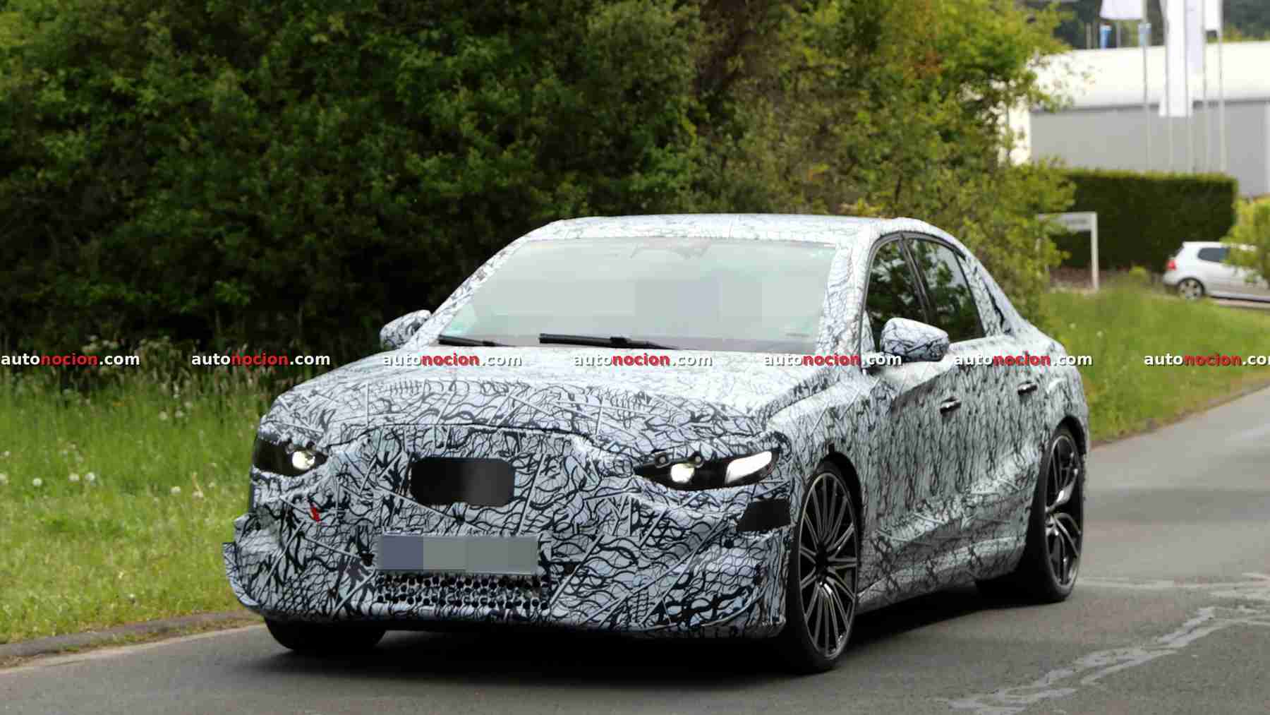 Cazamos en Nürburgring al Mercedes AMG Clase E 2027: recupera el diseño de berlina tradicional y podría superar los 800 CV si resurge como deportivo eléctrico